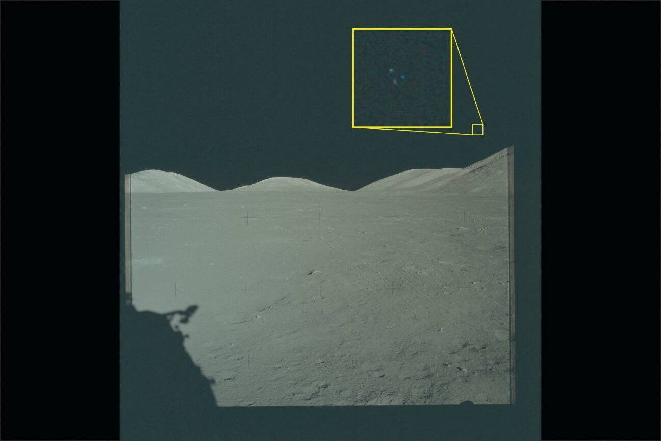 Foto tähisega “NASA-UAP-VM6, Apollo 17, 1972“ on tehtud Apollo 17 Kuu-missioonil. Kollane kast sisaldab originaalfoto suurendatud ala, milles on näha kolm tuld Kuu pinna kohal.