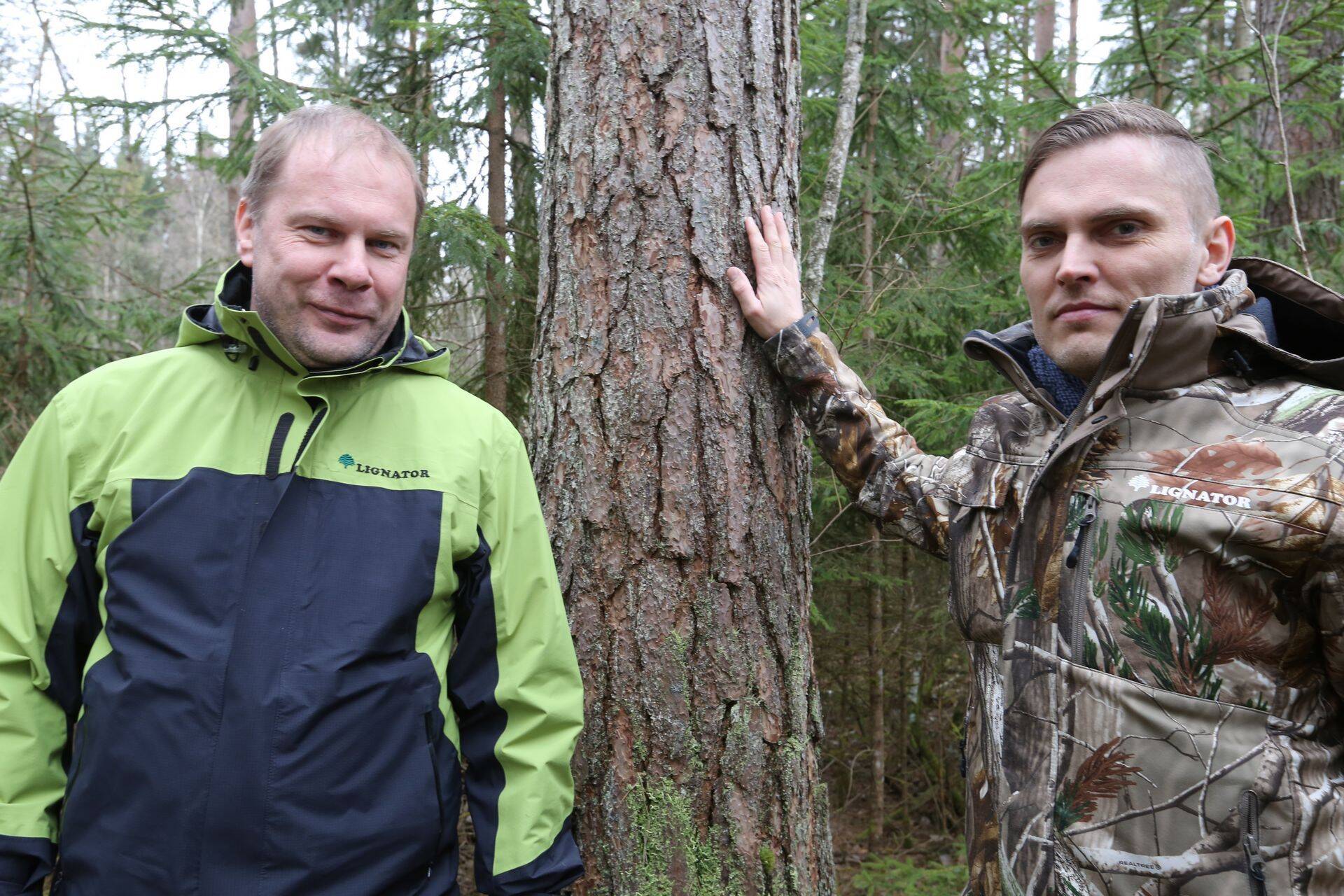 Metsandusfirma OÜ Lignator Mets juhataja Toomas Kont (vasakul) ja metsaülem Magnus Karukäpp.