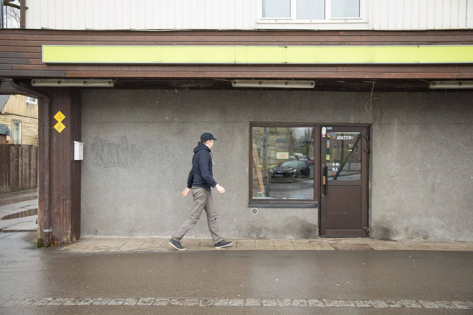 Söögikoht asub üsna varjatud kohas, Pelgulinna Comarketi hoones.