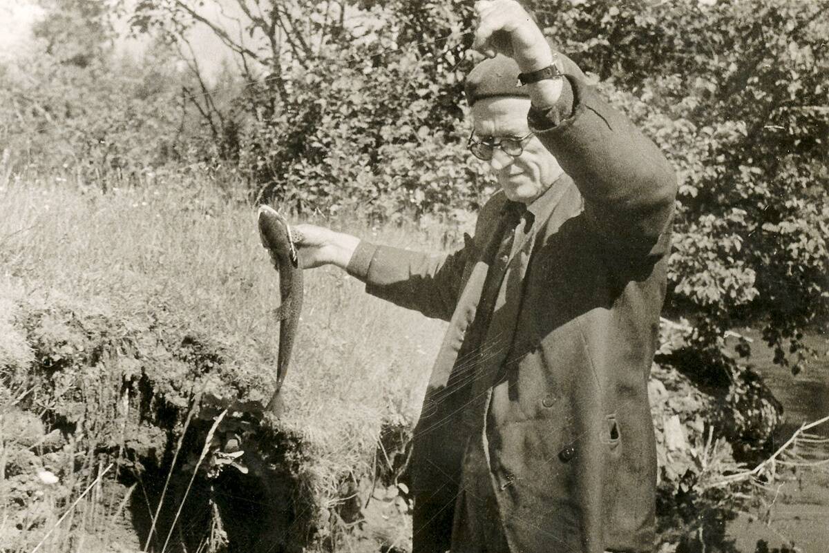 Rudolf Sirge Võhandult püütud forelliga. 8. juuni 1963. Foto: Ülo Tonts.