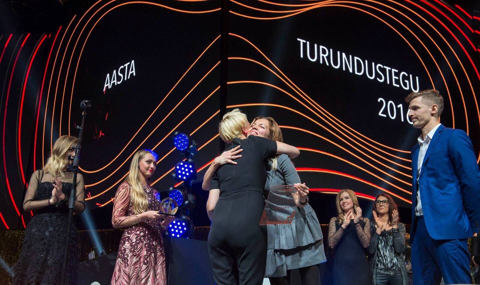 Aasta Turundustegu 2016 žürii esimees Piret Reinson õnnitlemas Kalevi tootegrupi juhti Jane Õunastet. Paremal: Keiro Vantsi reklaamiagentuurist Age McCann.