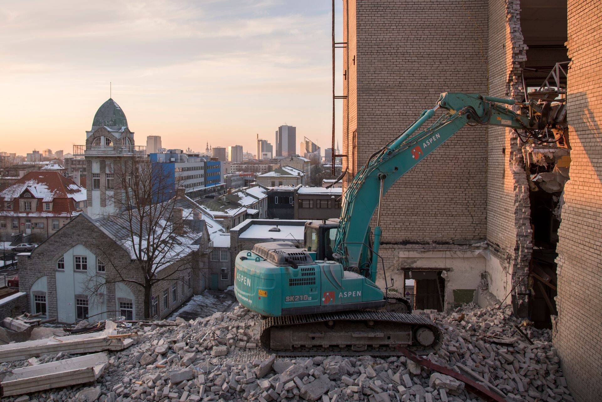 Nõukaaegsete hoonete lammutamine Sossi mäel