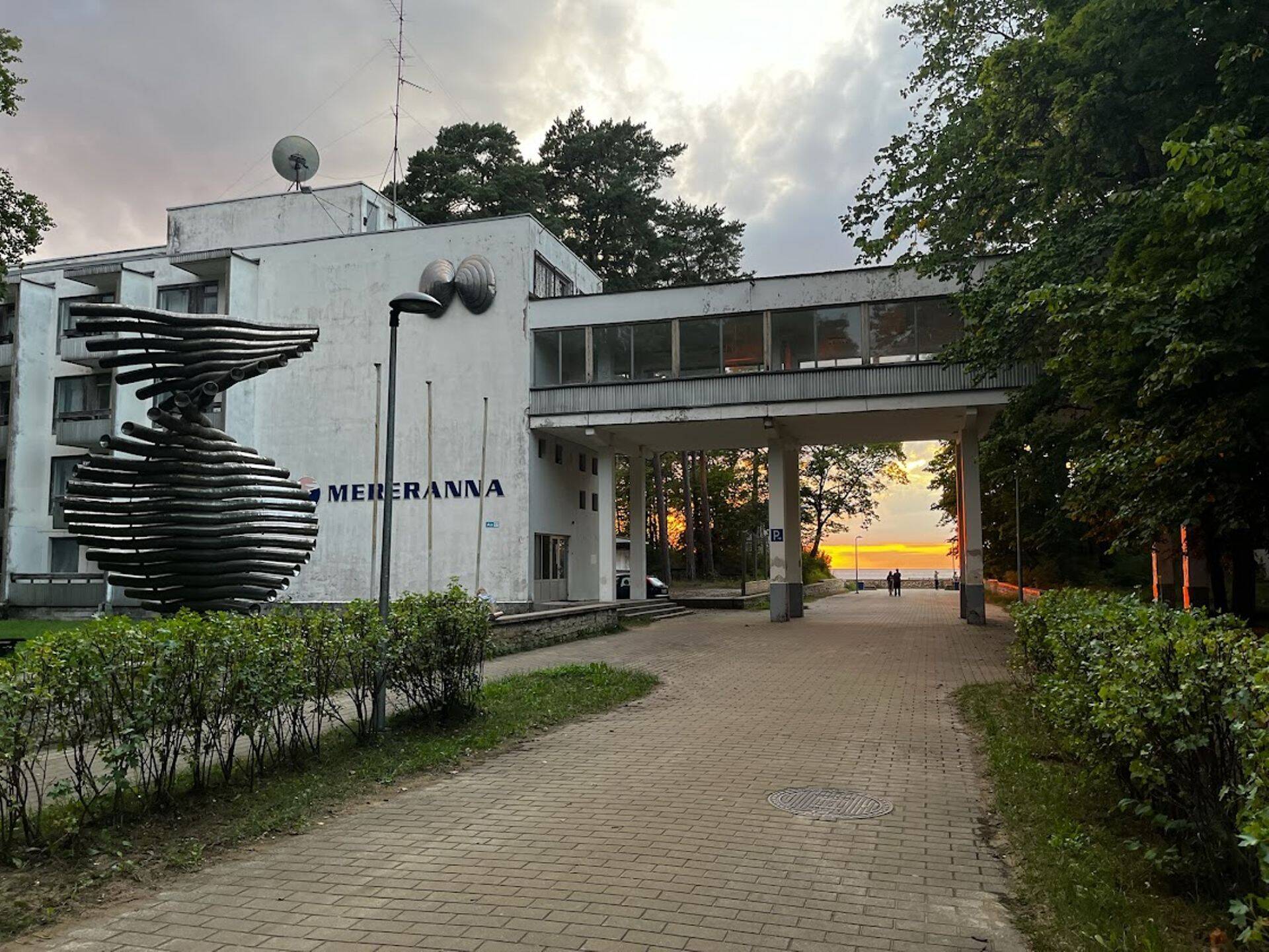 Закат над морем в арке пустующего санатория Mereranna.