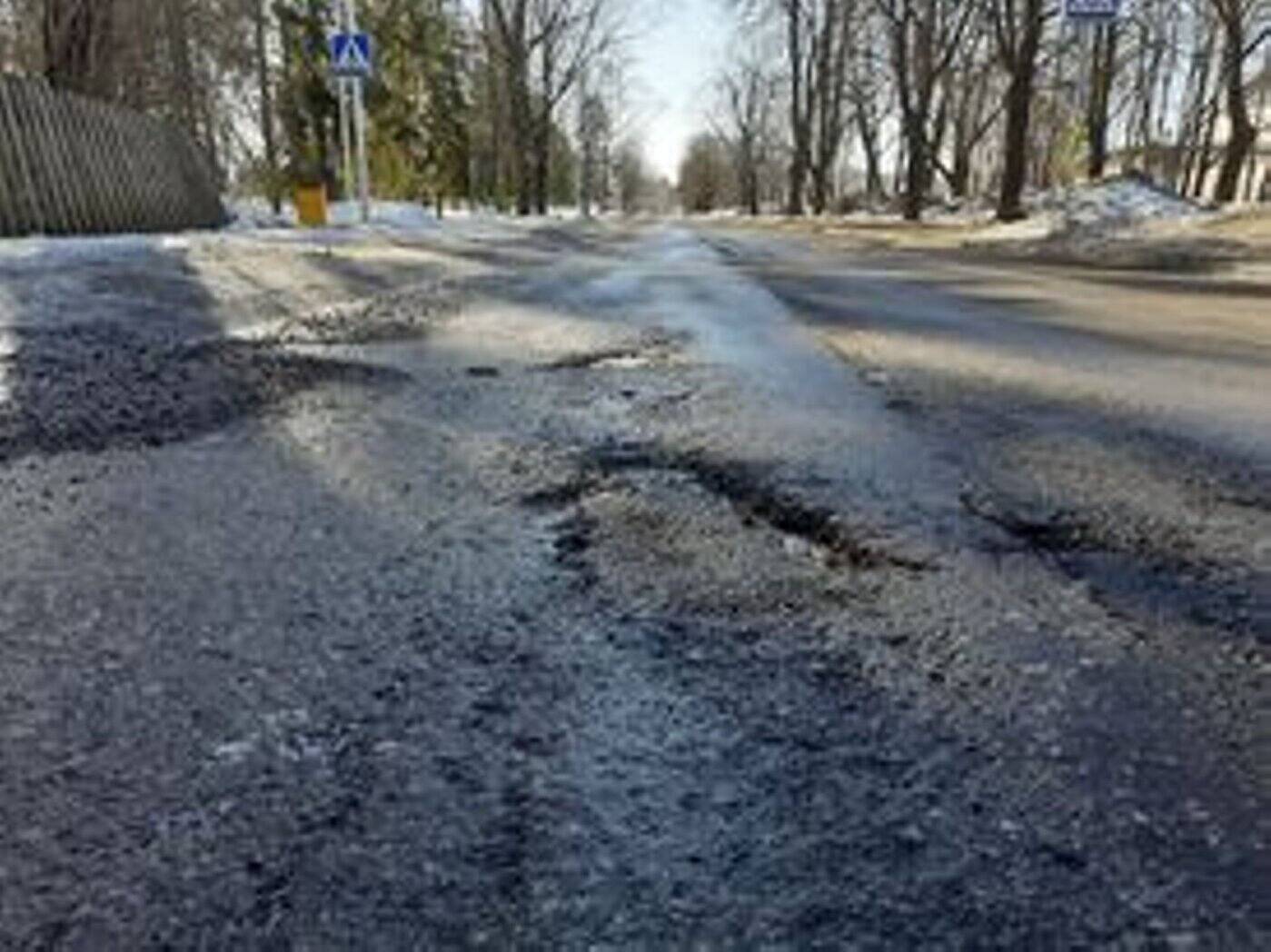 Selliseid ja hullemaidki auke on Rakvere tänavad täis. Nagu pea igal kevadel.