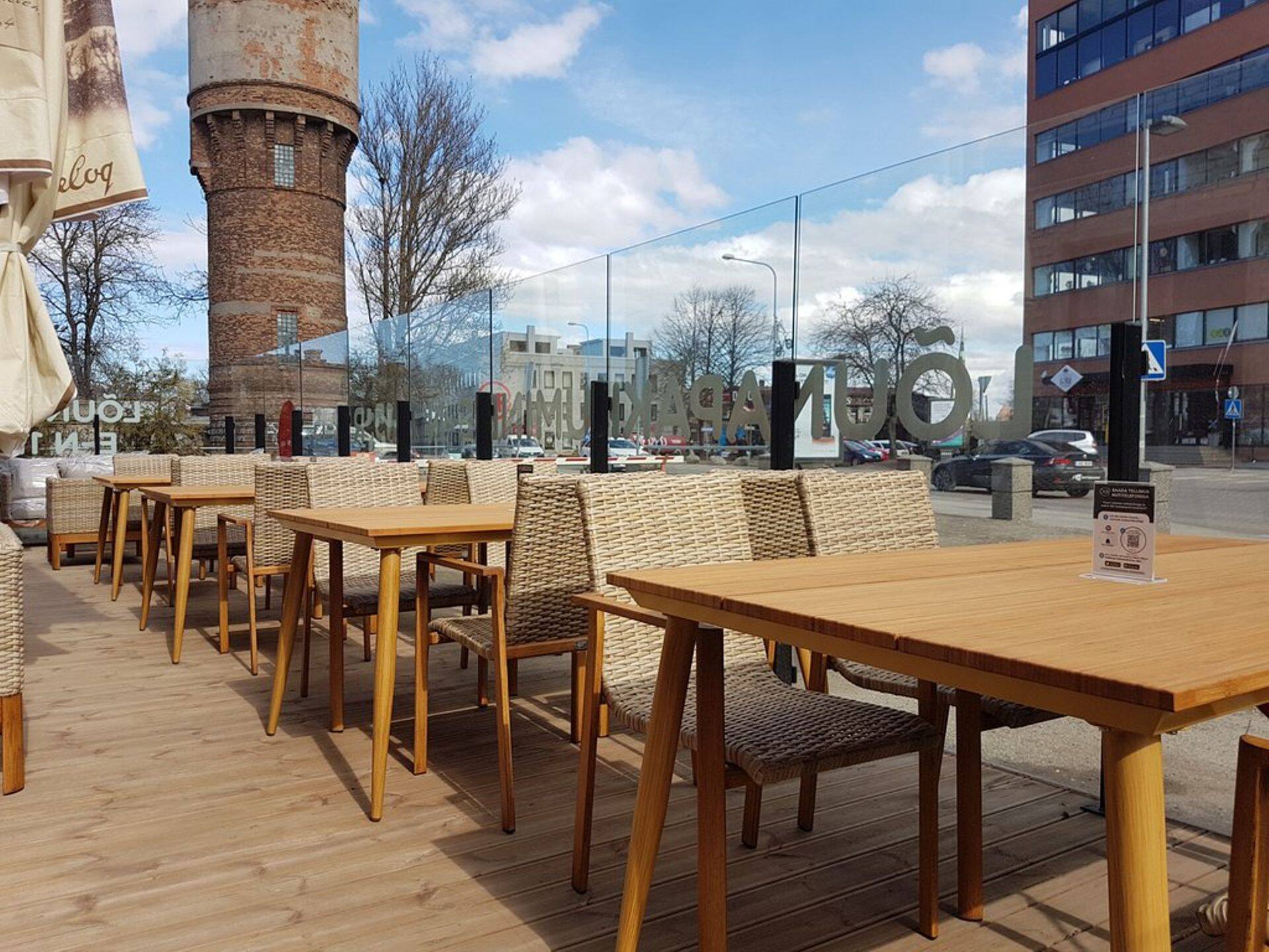 Терасса CHI в творческом городке Telliskivi.