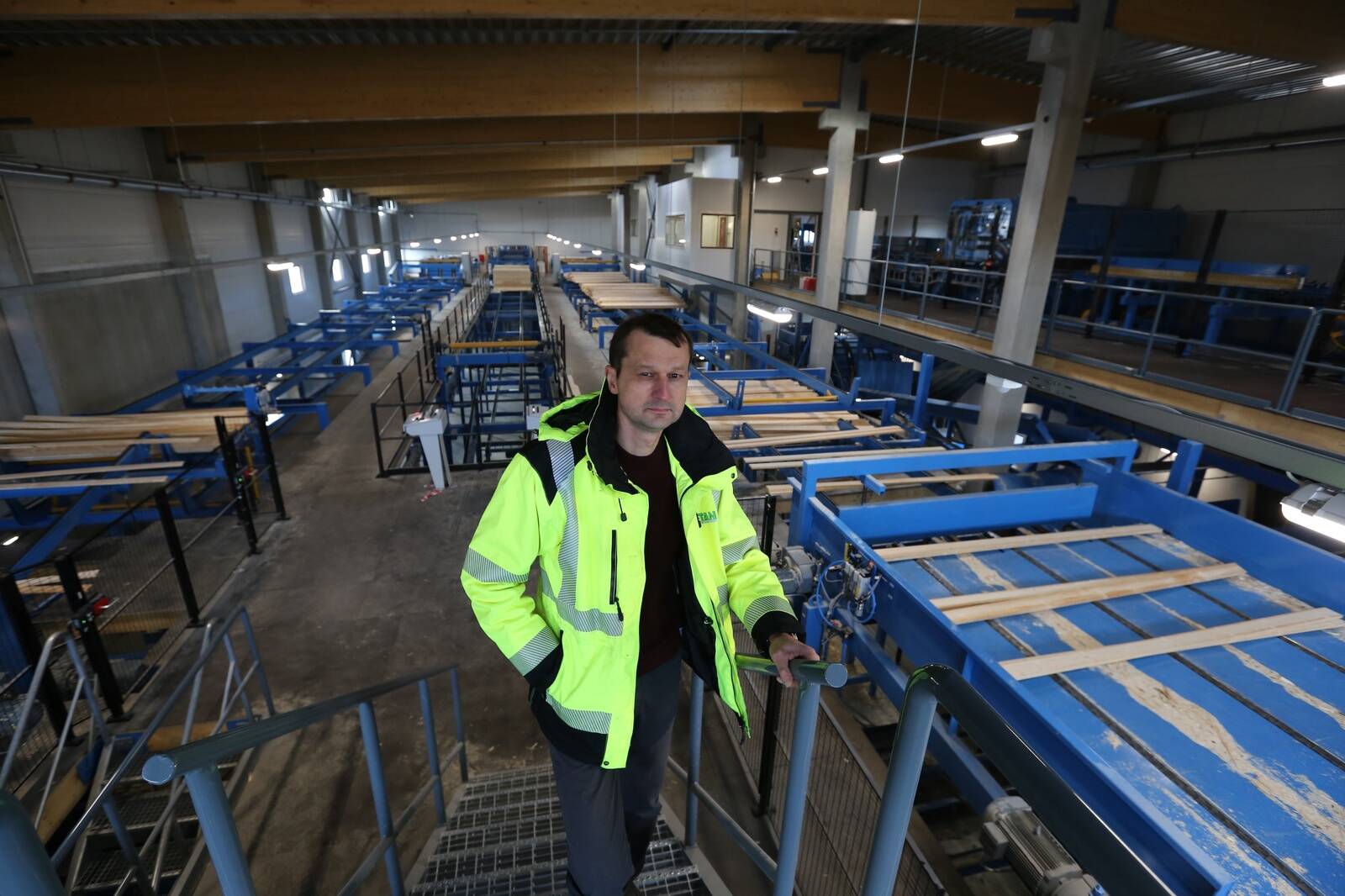 Toftan oli esimene saetööstus Eestis, kus käivitus kolmemeetrist peenpalki saagiv saeliin. Pildil Toftani tegevjuht, ka peale müüki samas ametis jätkan Martin Arula.