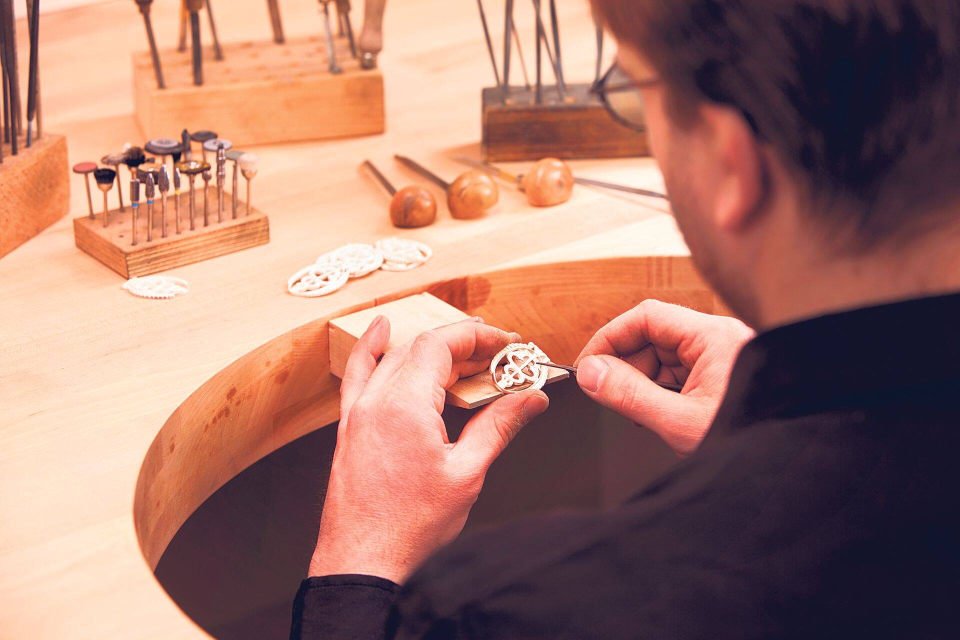 Eesti ehte- ja märgitööstuse kroonijuveelis, ettevõttes Roman Tavast kasutatakse uusimaid tehnoloogiaid, aga palju teevad meistrid veel käsitööd.