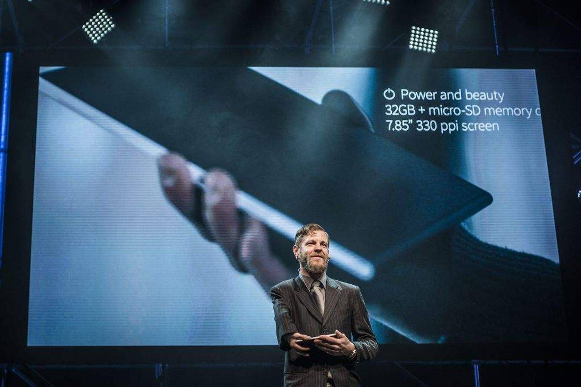 Jolla asutaja Marc Dillon uut tahvelarvutit tutvustamas.