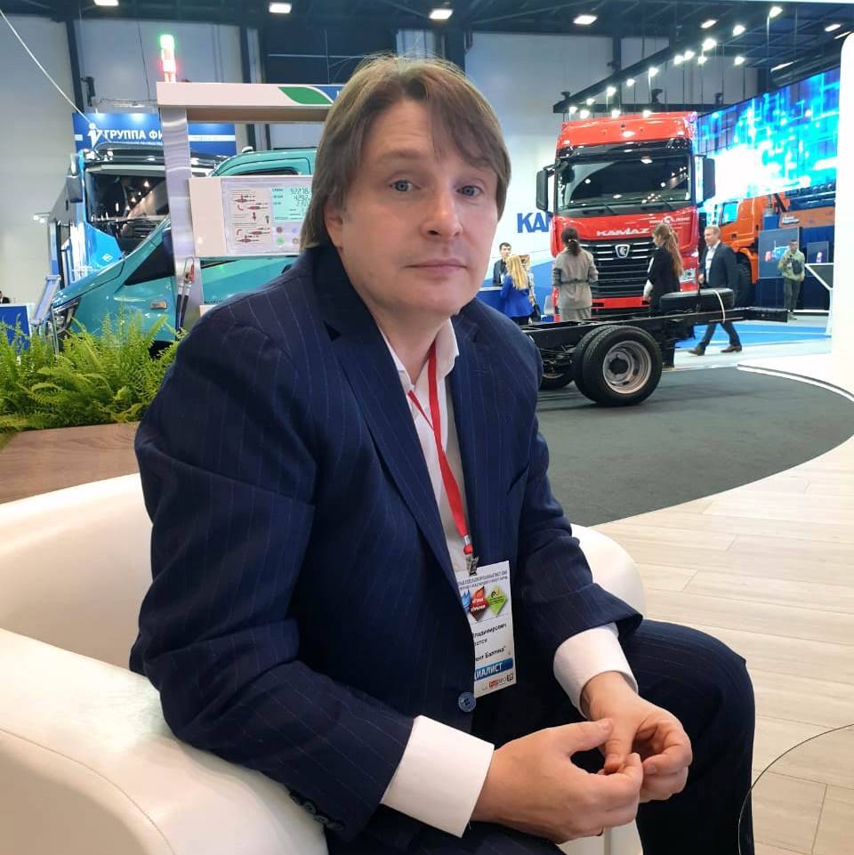 Дмитрий Роотси на одном из форумов в России.