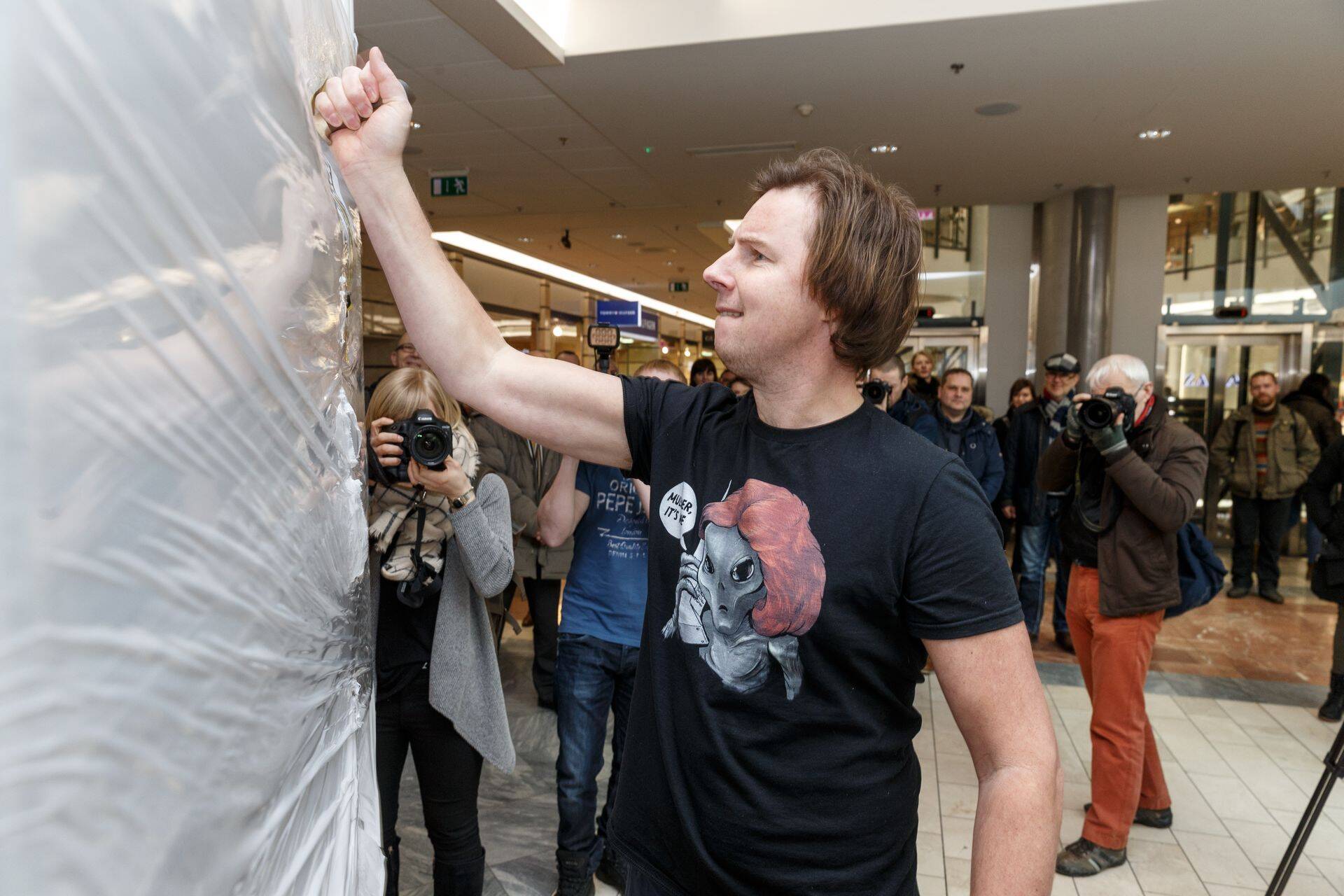 Äripäeva fotograaf Andras Kralla pressifotode auhindade avalikustamisel Viru Keskuses.