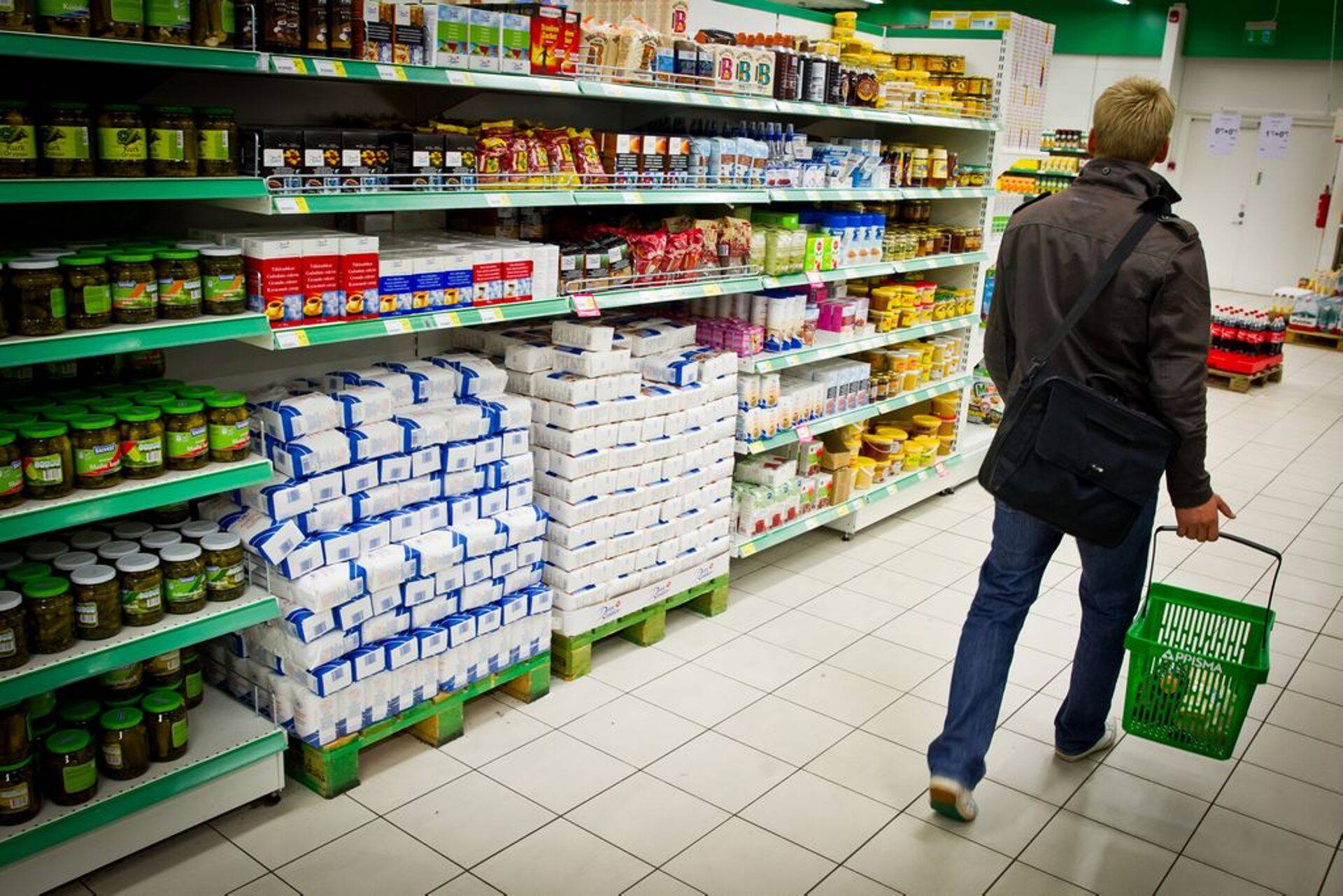 Testostjast klient kaupluses.