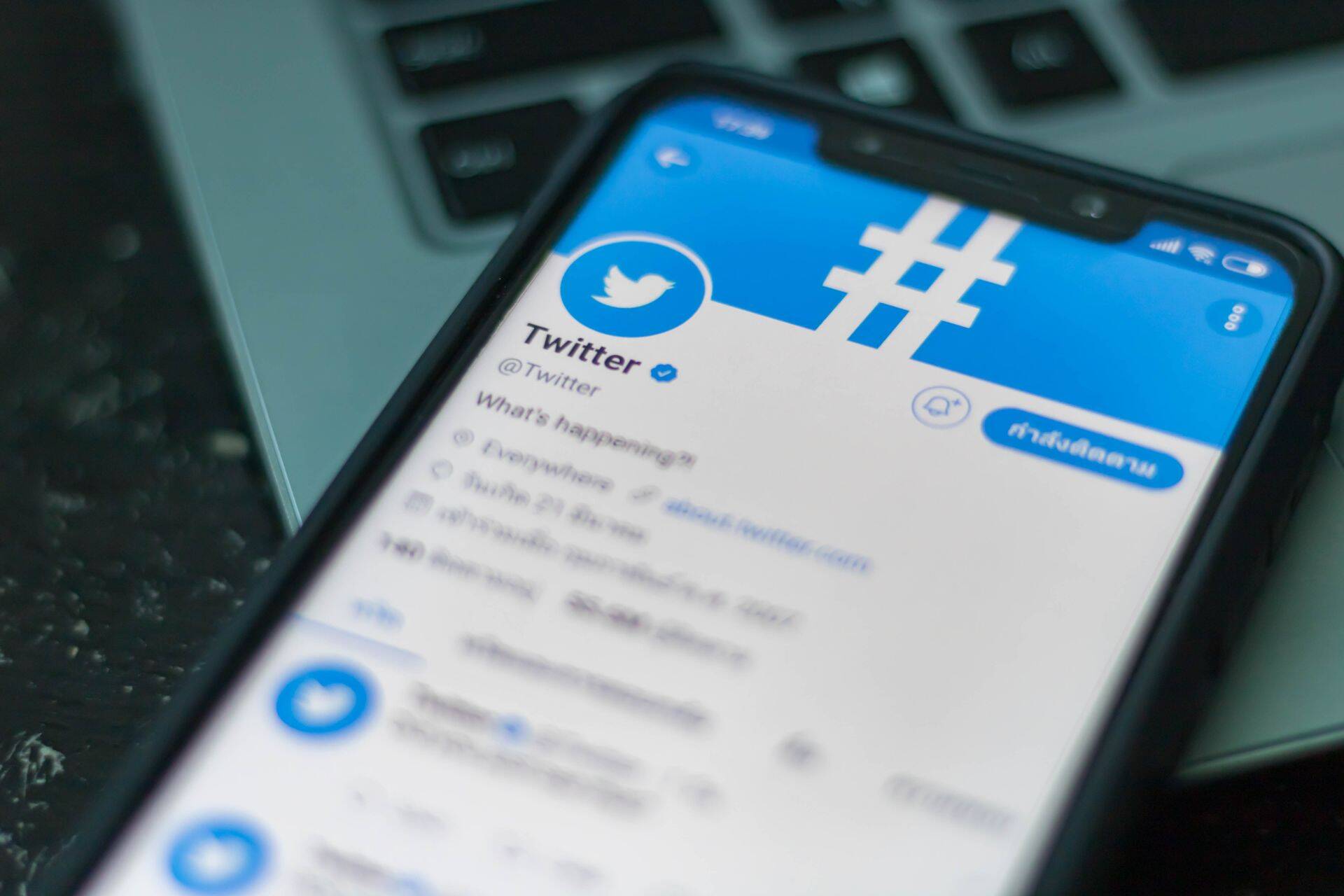 Верифицированные аккаунты в Twitter получают синюю галочку, которая позволяет убедиться, что автор сообщений – тот, за кого он себя выдает.