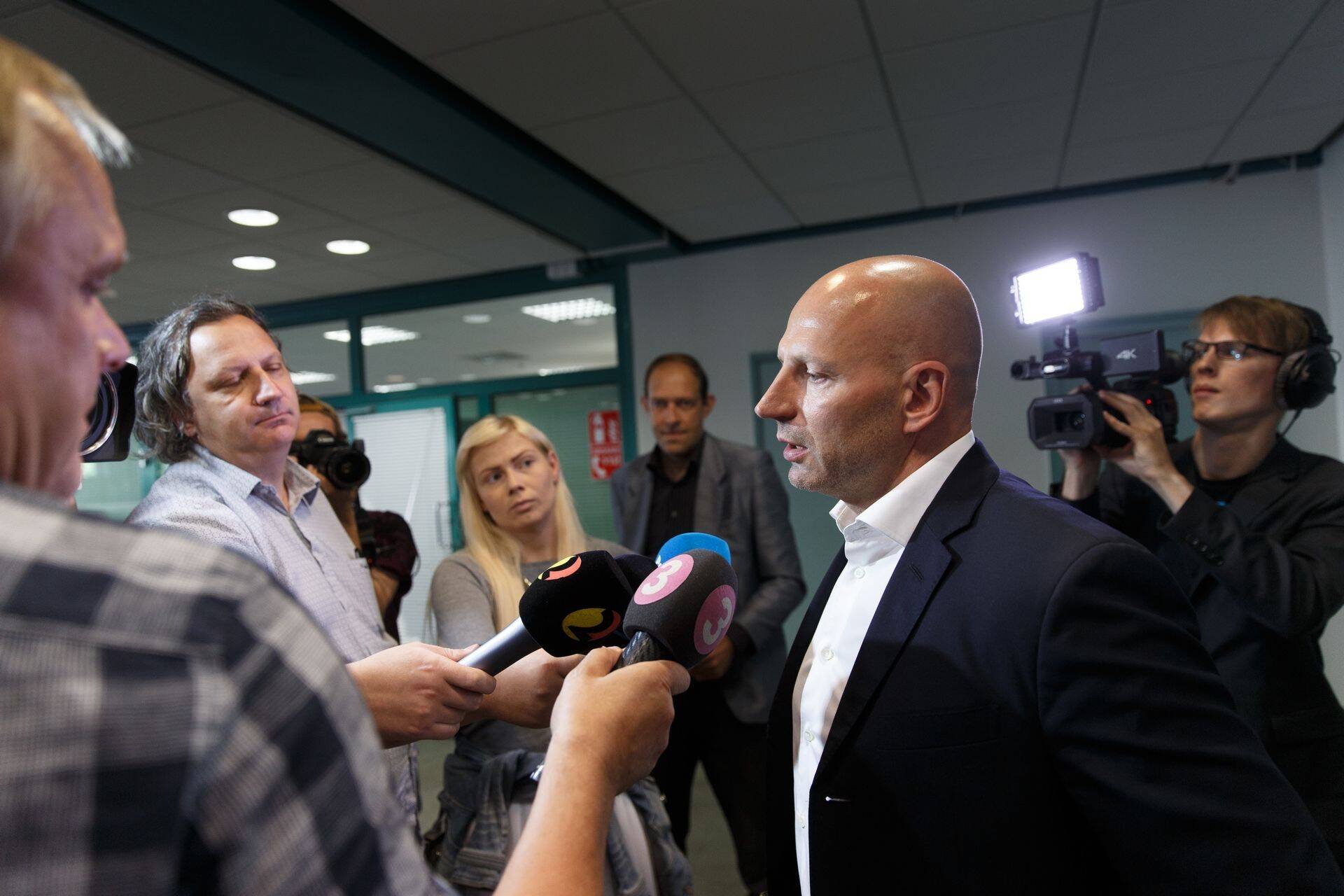 Paavo Pettai täna kohtumajas intervjuusid jagamas.
