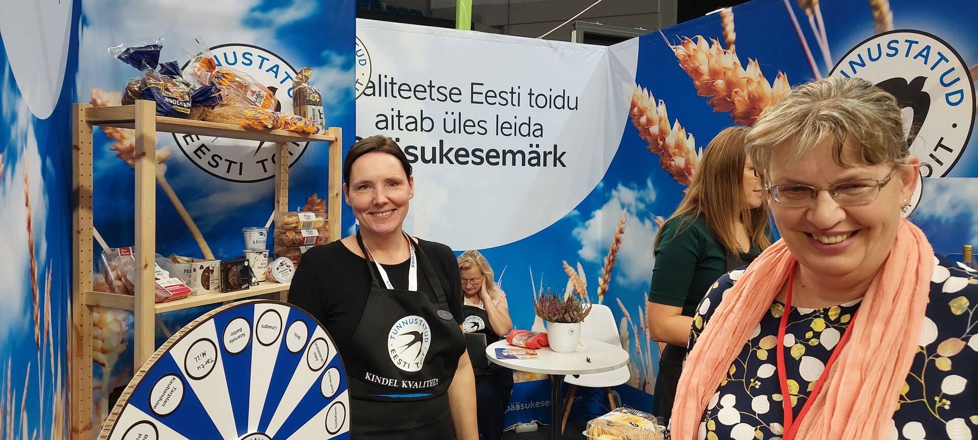 EPKK toiduvaldkonna projektijuht Janne Viisma Tallinna Toidumessil (vasakul).