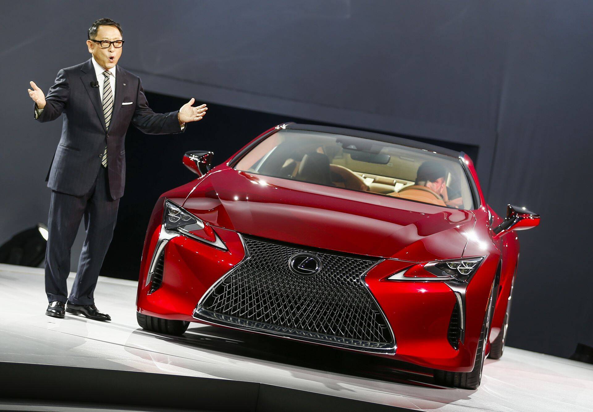 Toyota kriisist välja toonud president Akio Toyoda uue Lexuse mudeli kõrval.