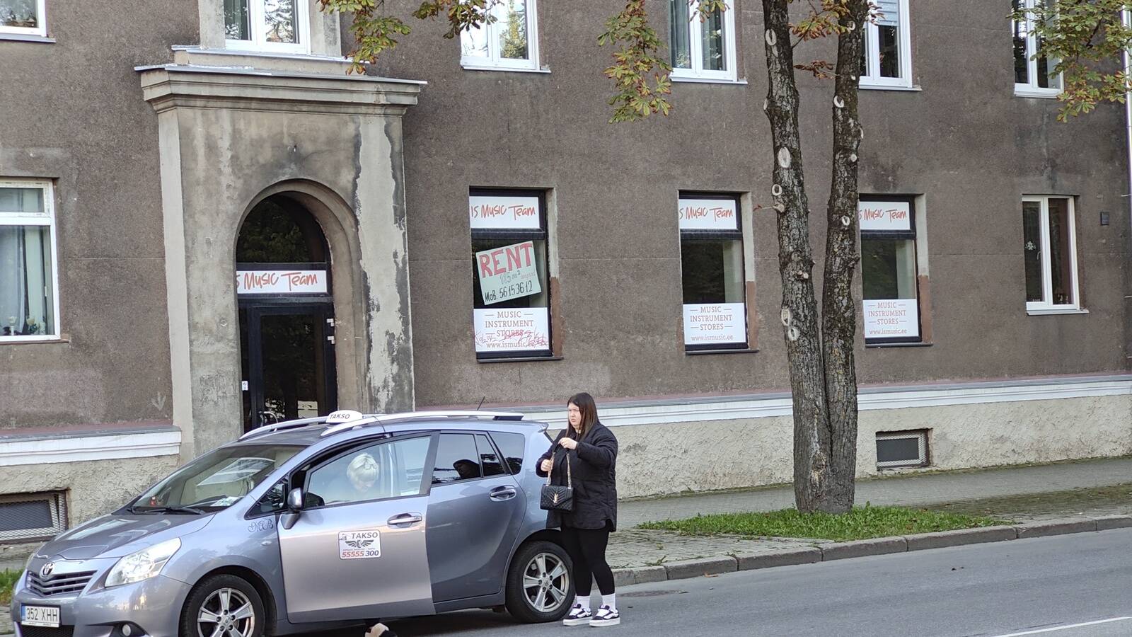 Буквально через дом от Пушкина, 5 параллельная парковка сохранилась. Здесь закрытых бизнесов меньше, но они тоже есть.