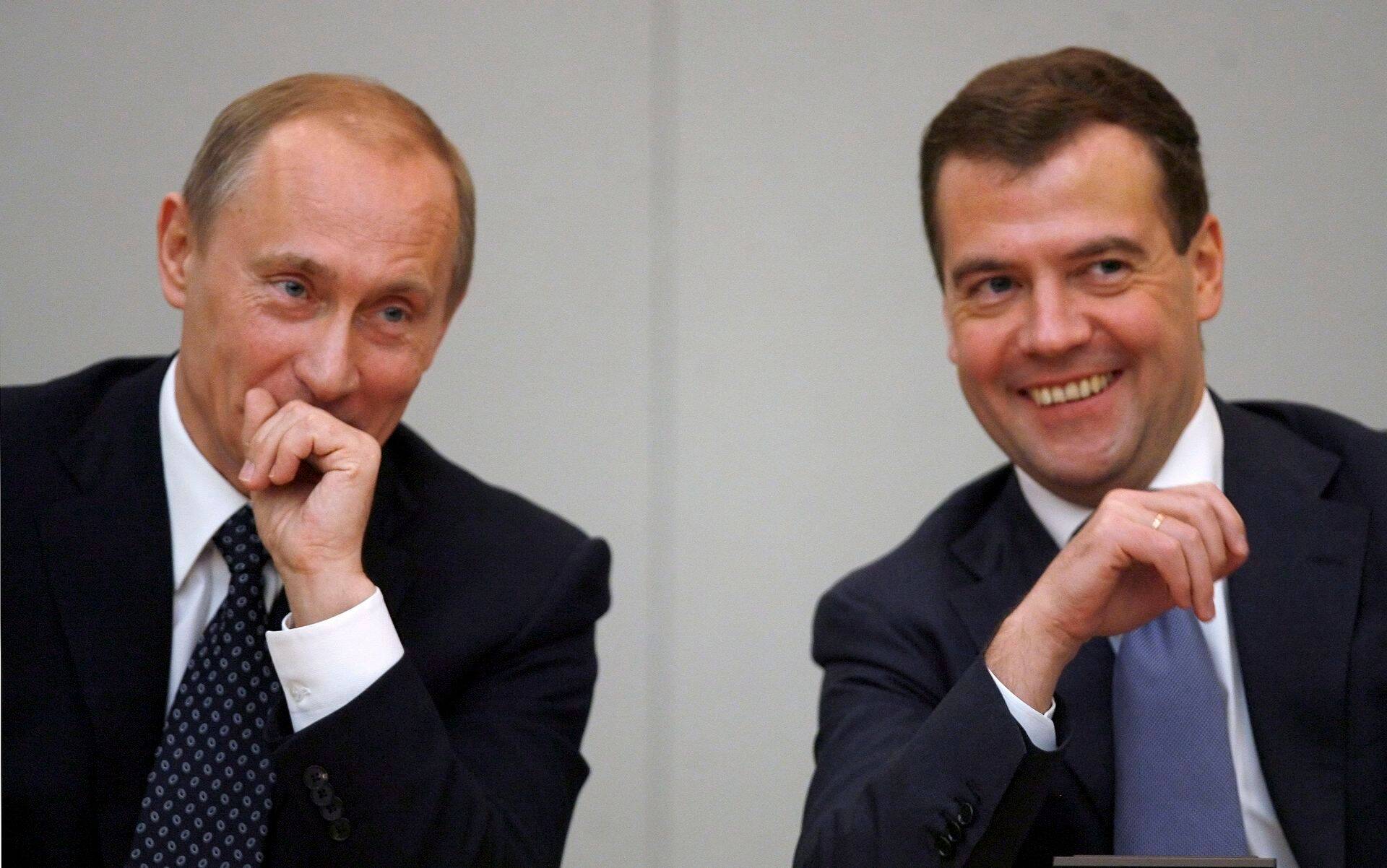 Venemaa president Vladimir Putin ja peaminister Dmitri Medvedev (paremal)