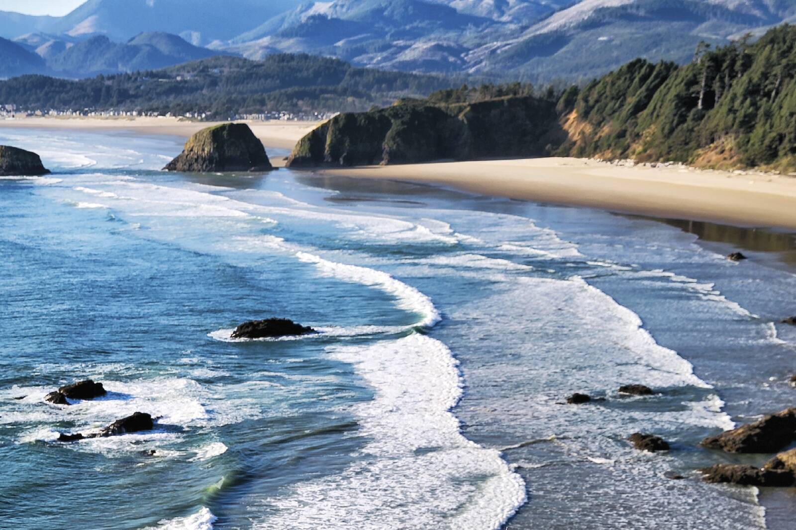 Laineid tekitavad tugevad tuuled, mis puhuvad avamerel. Sealt levivad lained igas suunas, jõudes kõigi randadeni.