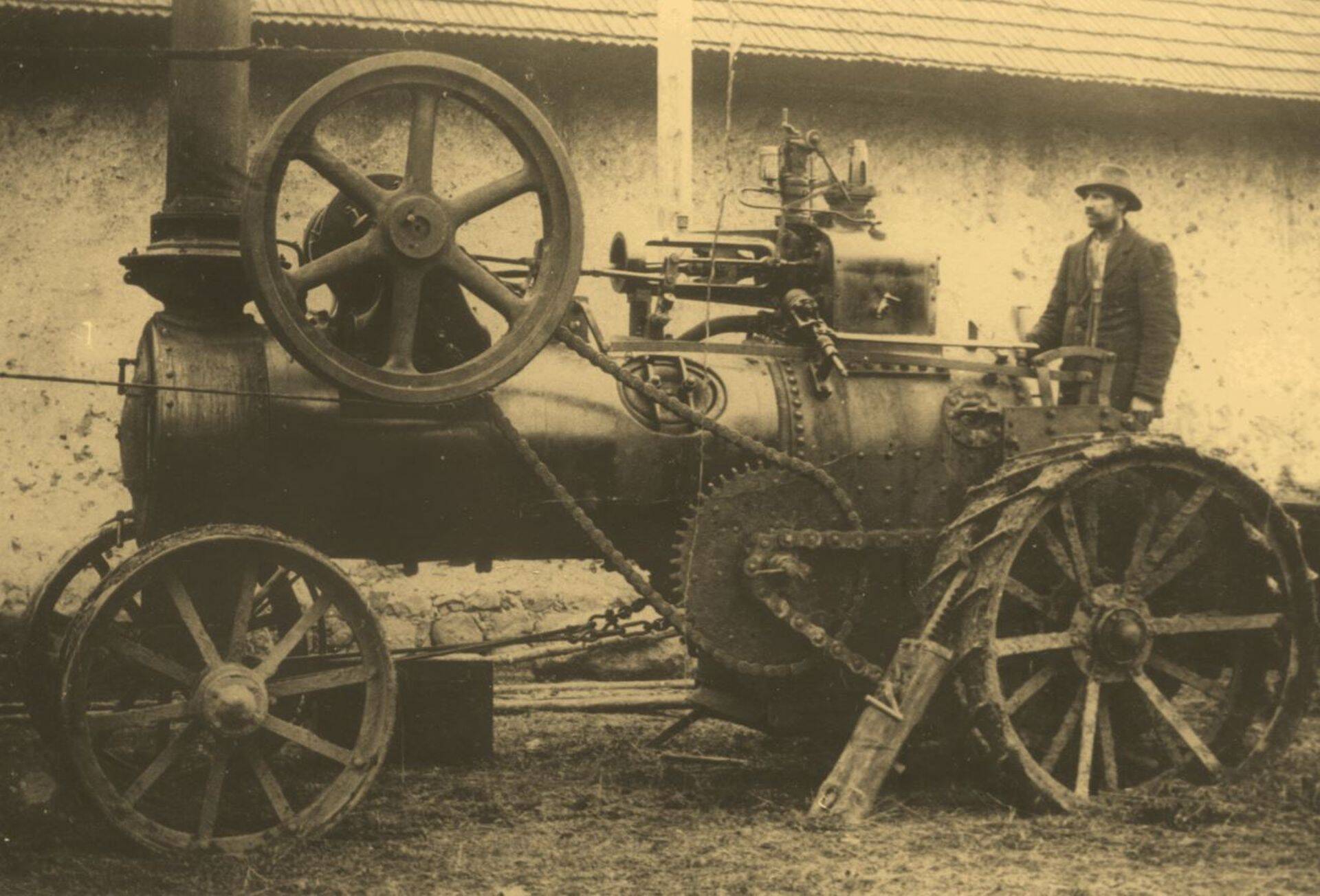 August Nikopensiusele kuulunud Ransomes'i aurukatel. Ehitatud 1908, ümber ehitatud isesõitjaks 1924.