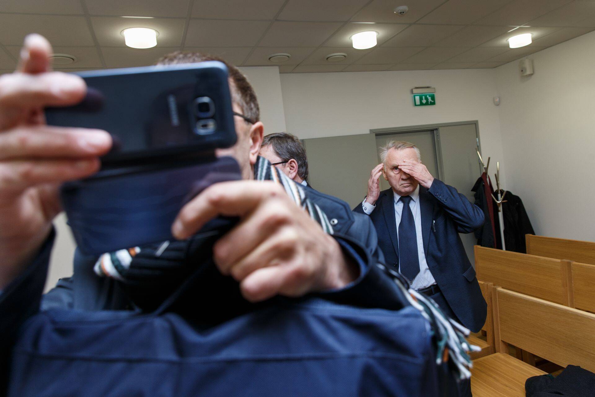 Peipsi kalakuningaks kutsutud Paul Kärberg püüdis end kohtus fotograafi eest varjata, advokaat hakkas aga omakorda fotograafi vastu pildistama.