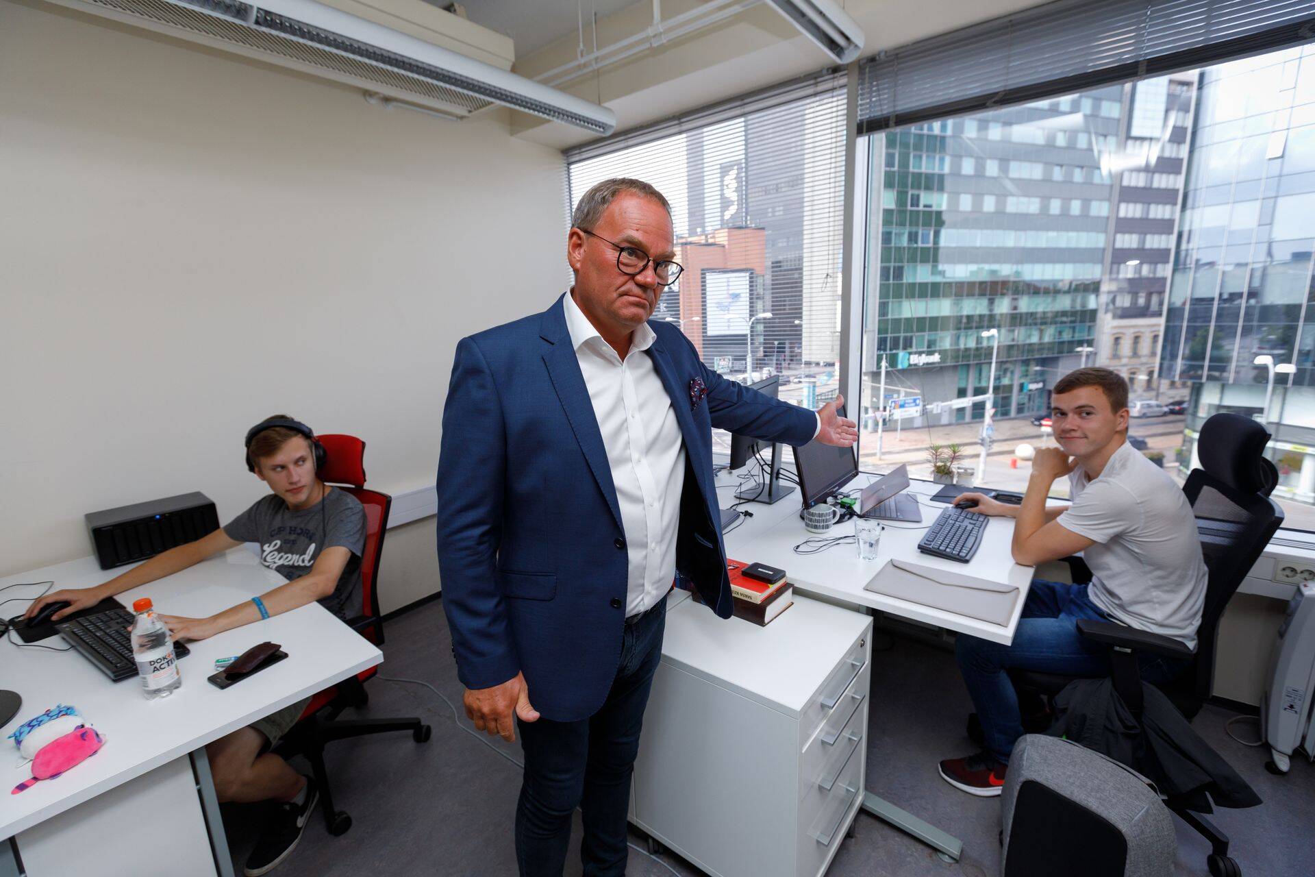 Edukat kanalit tehakse otse Tallinna Manhattanil. Kontor asub Stockmanni ristmikul. Pihel osutab telekanali noorele programmijuhile Mart Tammele.