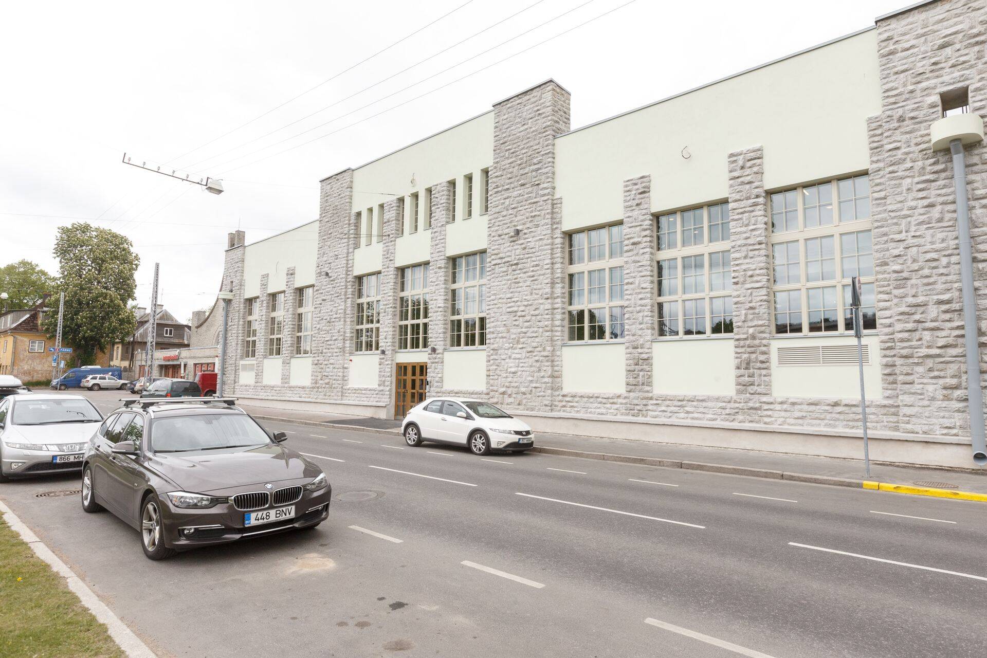 Фасад машинного зала новой фабрики Лютеров, на заднем плане бывший народный дом