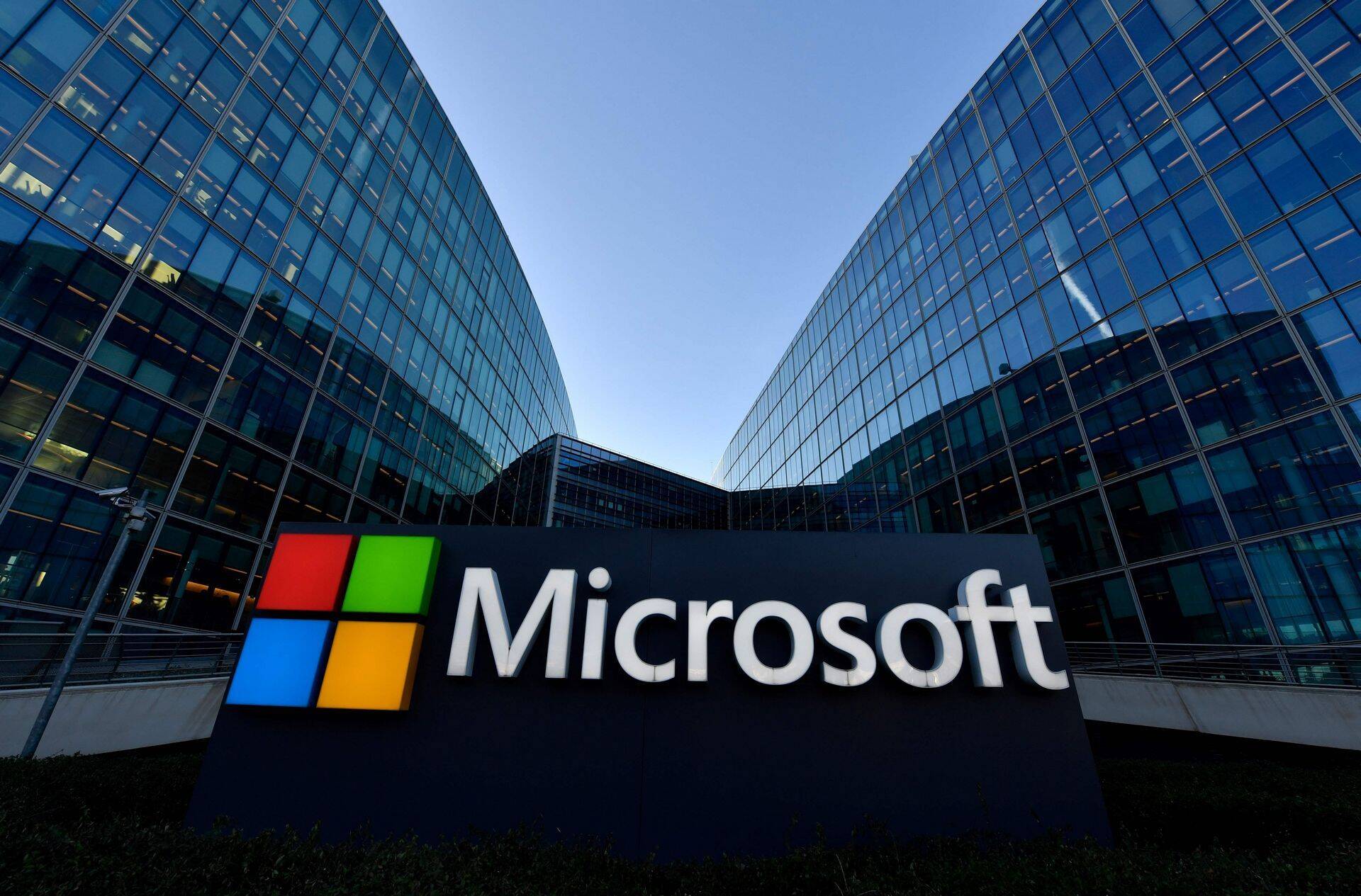 Microsoft langetas käesoleva kvartali käibe- ja kasumiprognoosi, mis viis aktsia ligi 3% miinusesse.