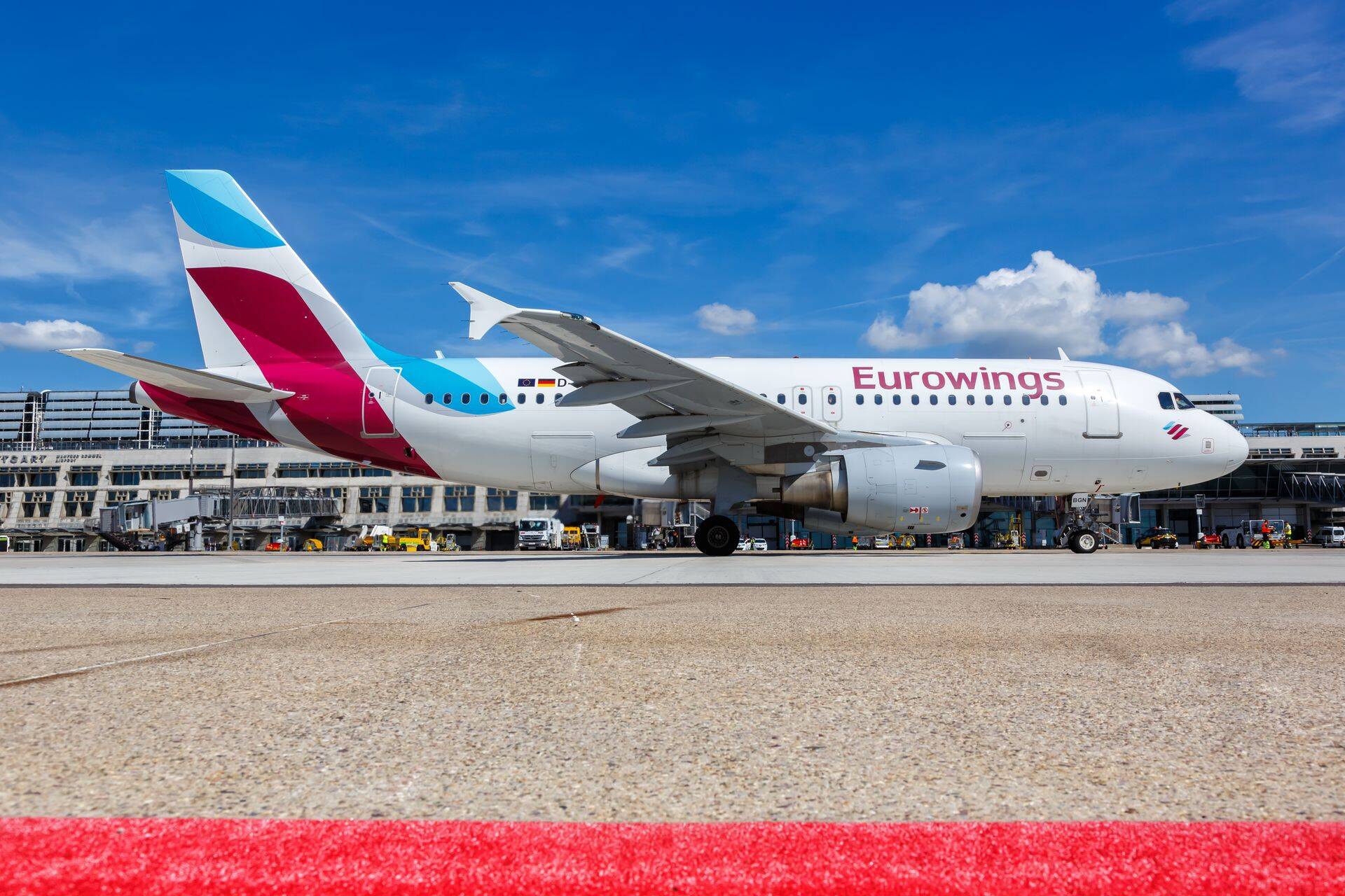 Компания Eurowings раскритиковала забастовку, посчитав такие действия чрезмерными и безответственными.