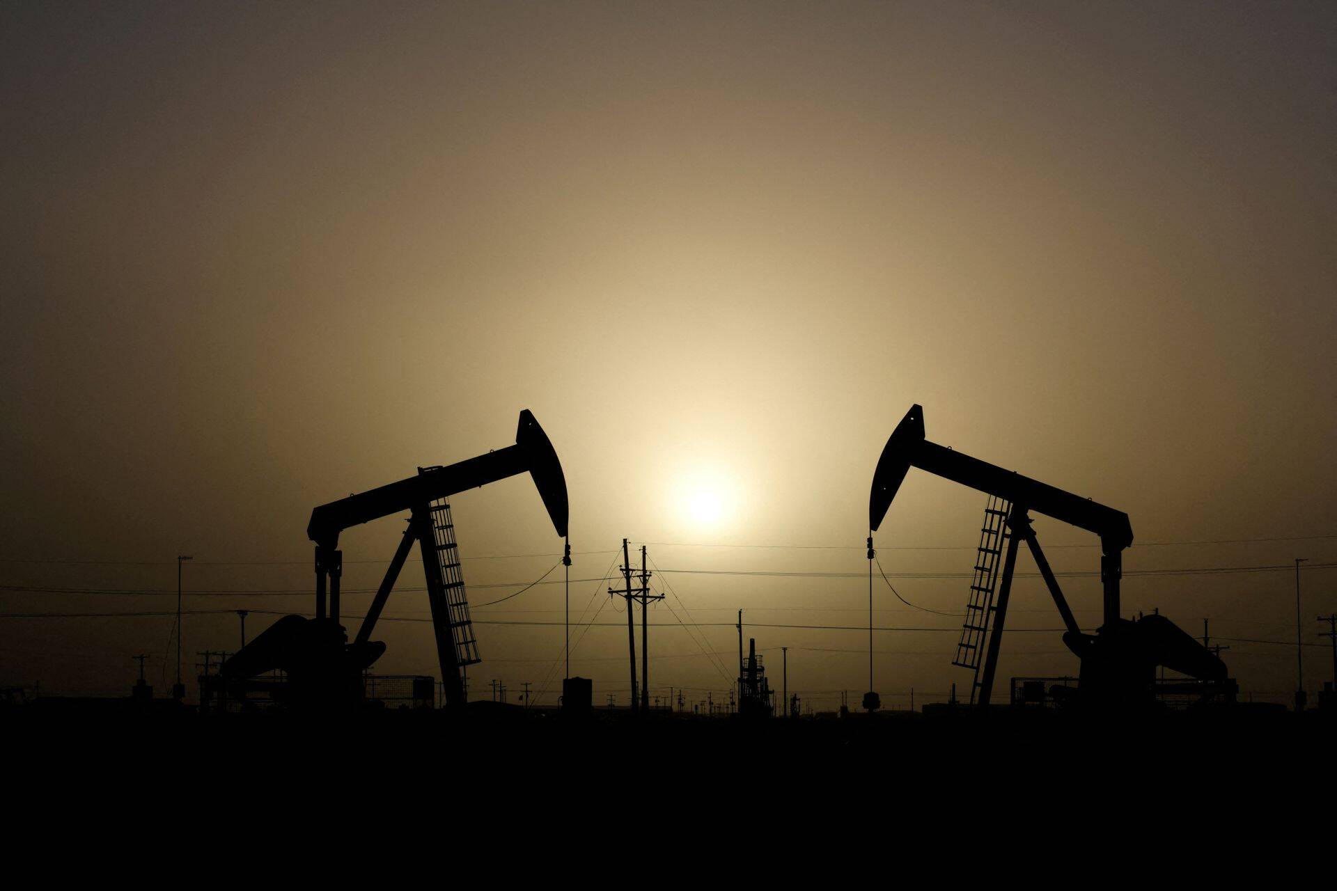Снижение июньского экспорта нефти из России помогло поддержать цены.