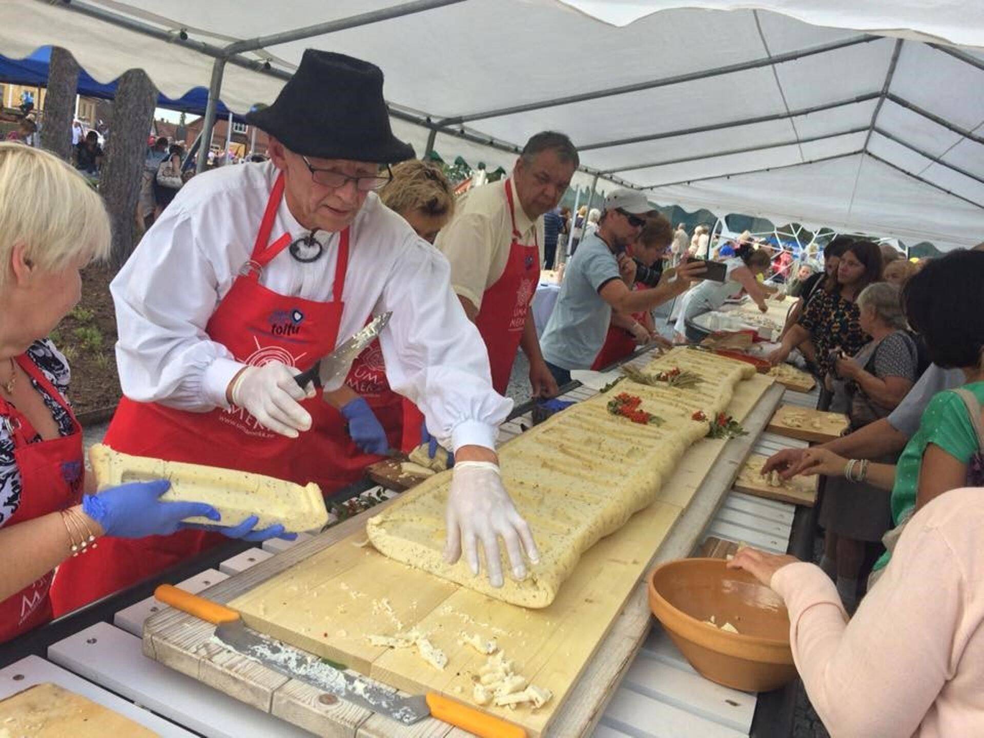 Nopri talu peremees Tiit Niilo sõira lahti lõikamas.