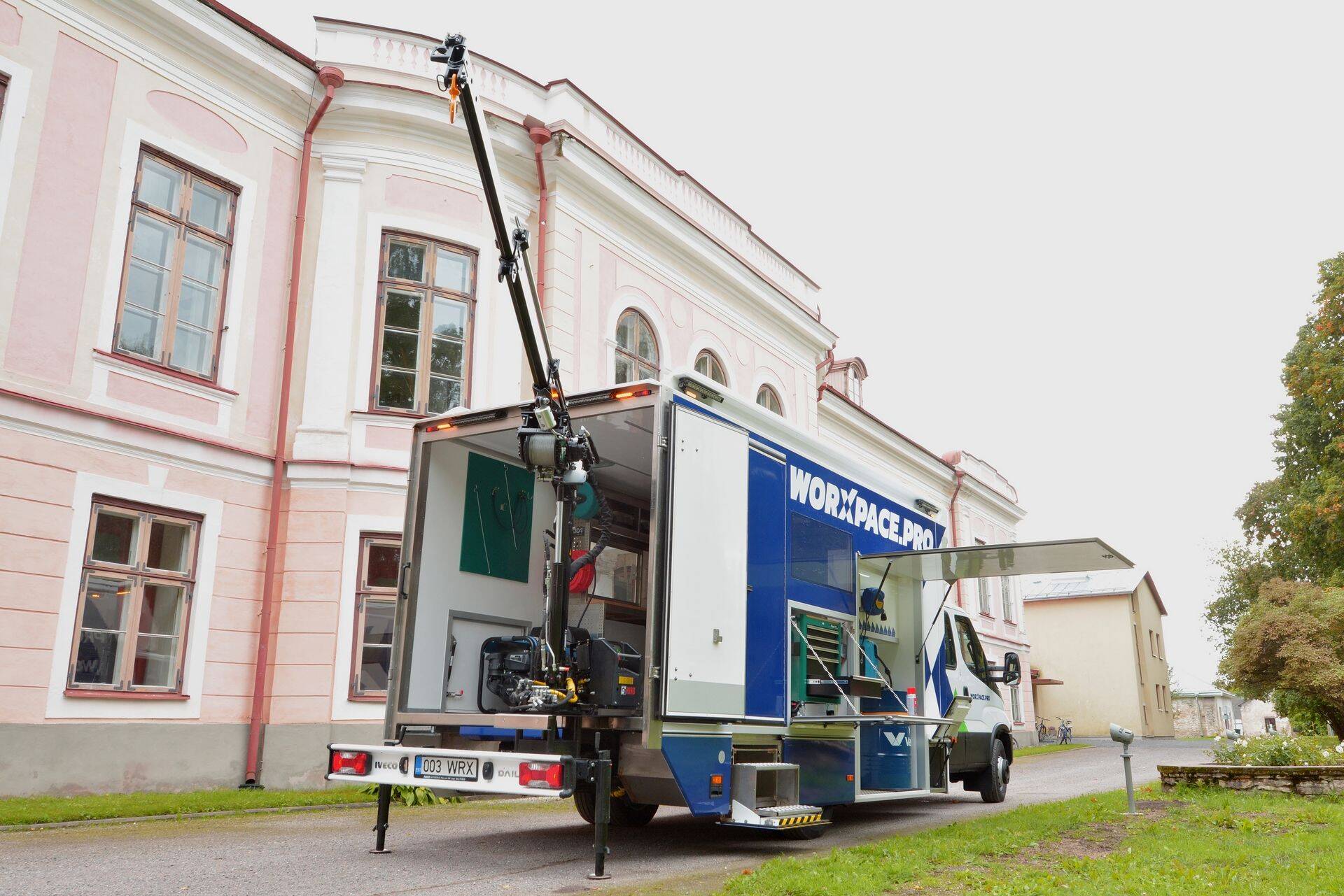 Vorxpace demoauto Roosna-Alliku mõisa ees