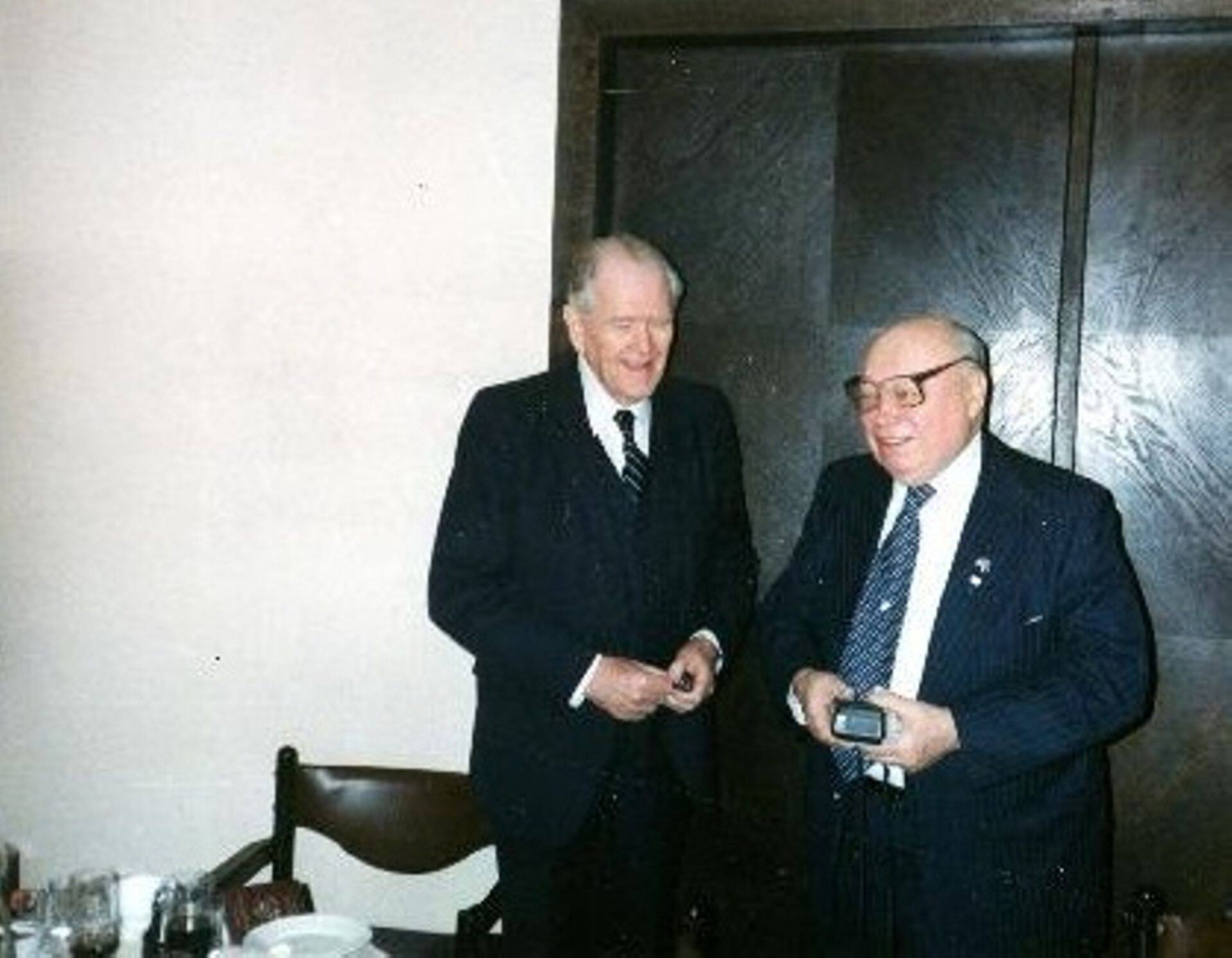 Väino Riismandel (paremal) ja legendaarne diplomaat Ernst Jaakson.
