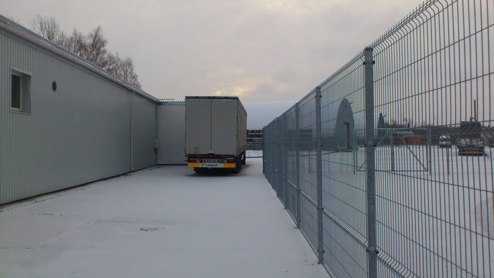 Laadimispäeval, 2014. aasta jaanuari alguses, ei lubatud laadima tulnud autot laadimisava ette ja uks blokeeriti pikaks ajaks Aivar Häelmiga seotud transpordiettevõtte OÜ Silmand Auto veokiga.