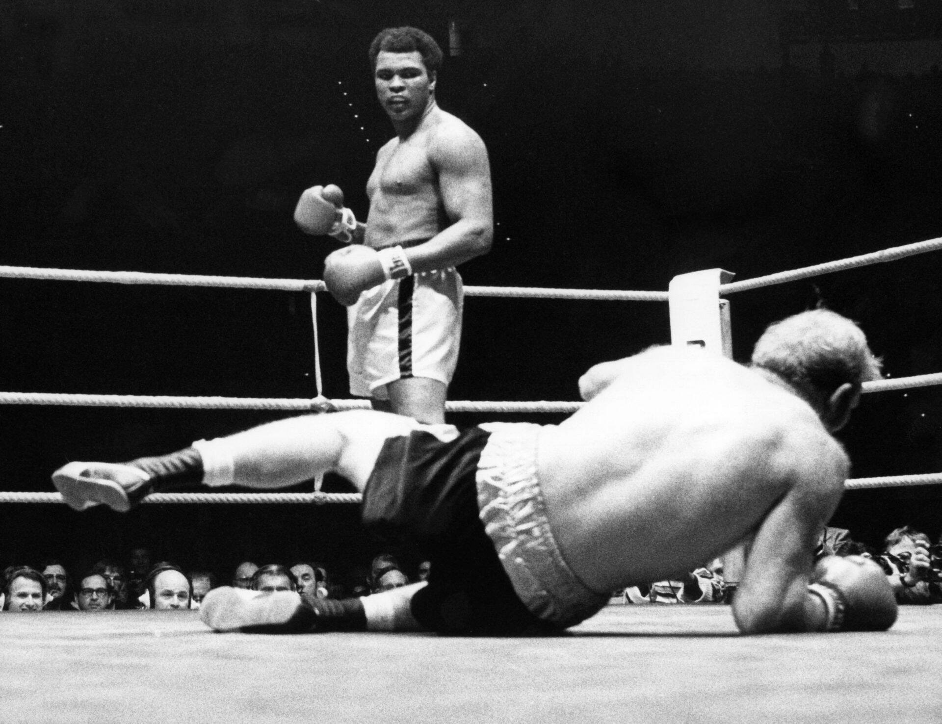 Aastal 1976 peetud matšil on tšempion nokauti löönud briti konkurendi Richard Dunni.