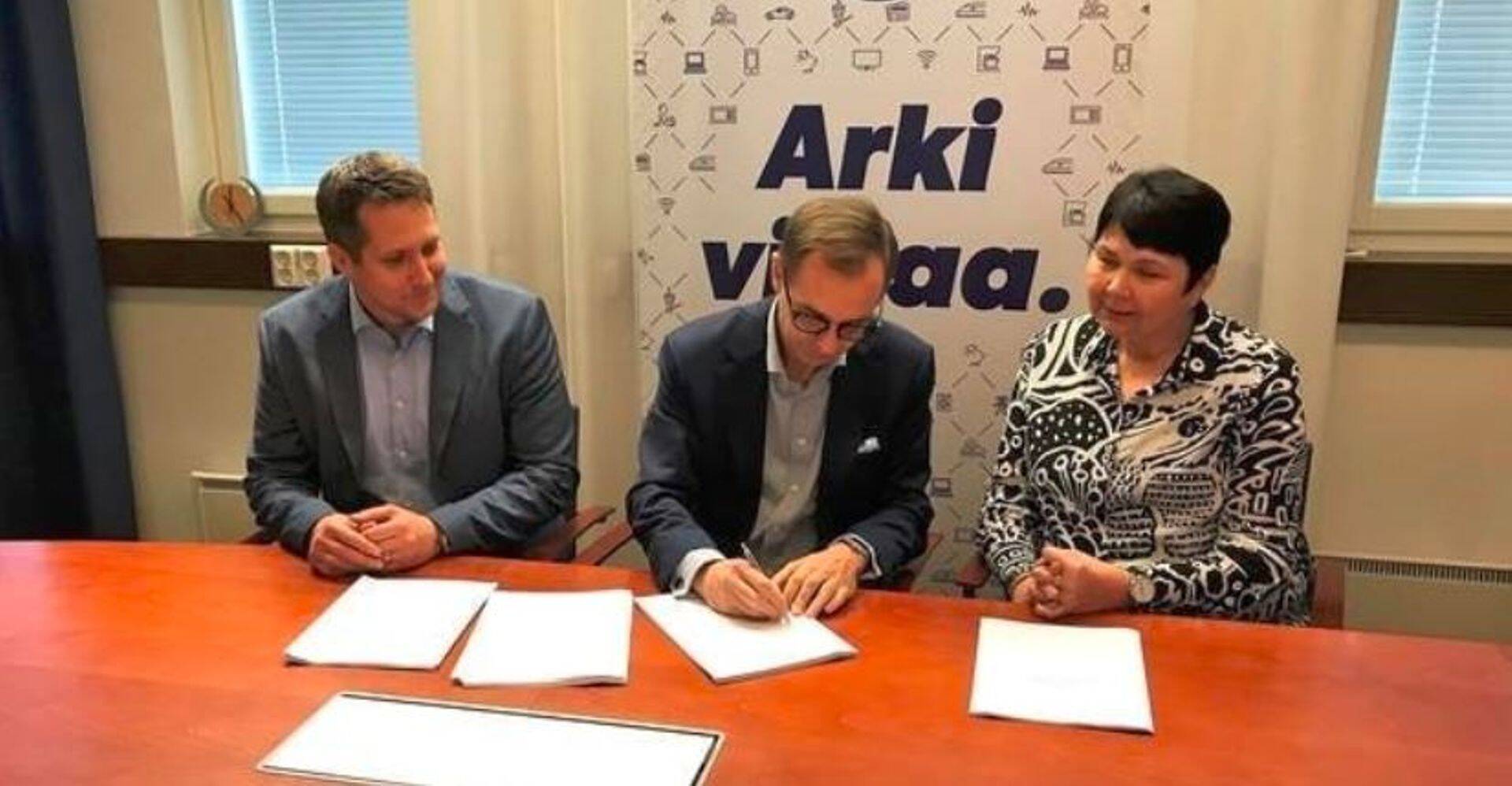 Lepingu allkirjastamine esmaspäeval, 22. oktoobril 2018 KSOY peakontoris Elimäkis. Vasakult Kymenlaakso Elektritöö ärijuht Olli Laitinen, president Aku Pyymäki ja Net Groupi Soome haru müügijuht Heli Siponen.