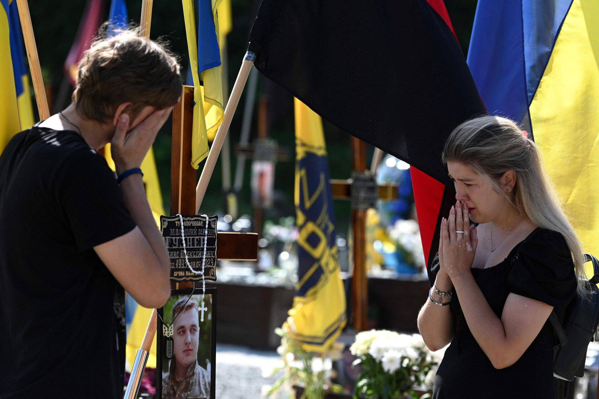 Ukraina sõja tõttu kannatab nii Ukraina sõdurite kui ka ülejäänud rahva vaimne tervis. Fotol leinavad sõjas hukkunud Ukraina sõdurit Lvivi surnuaias kohalikud elanikud.