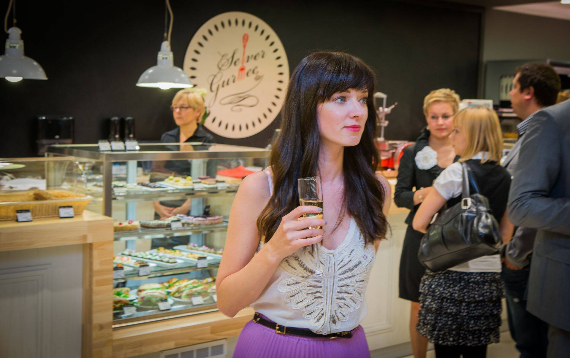 Kaubamaja Grupp kuuluv Selver kaasas oma gurmeepoe reklaamimiseks lauljatar Eda-Ines Etti, kes lõi gurmeeosakonna sisekujunduse.