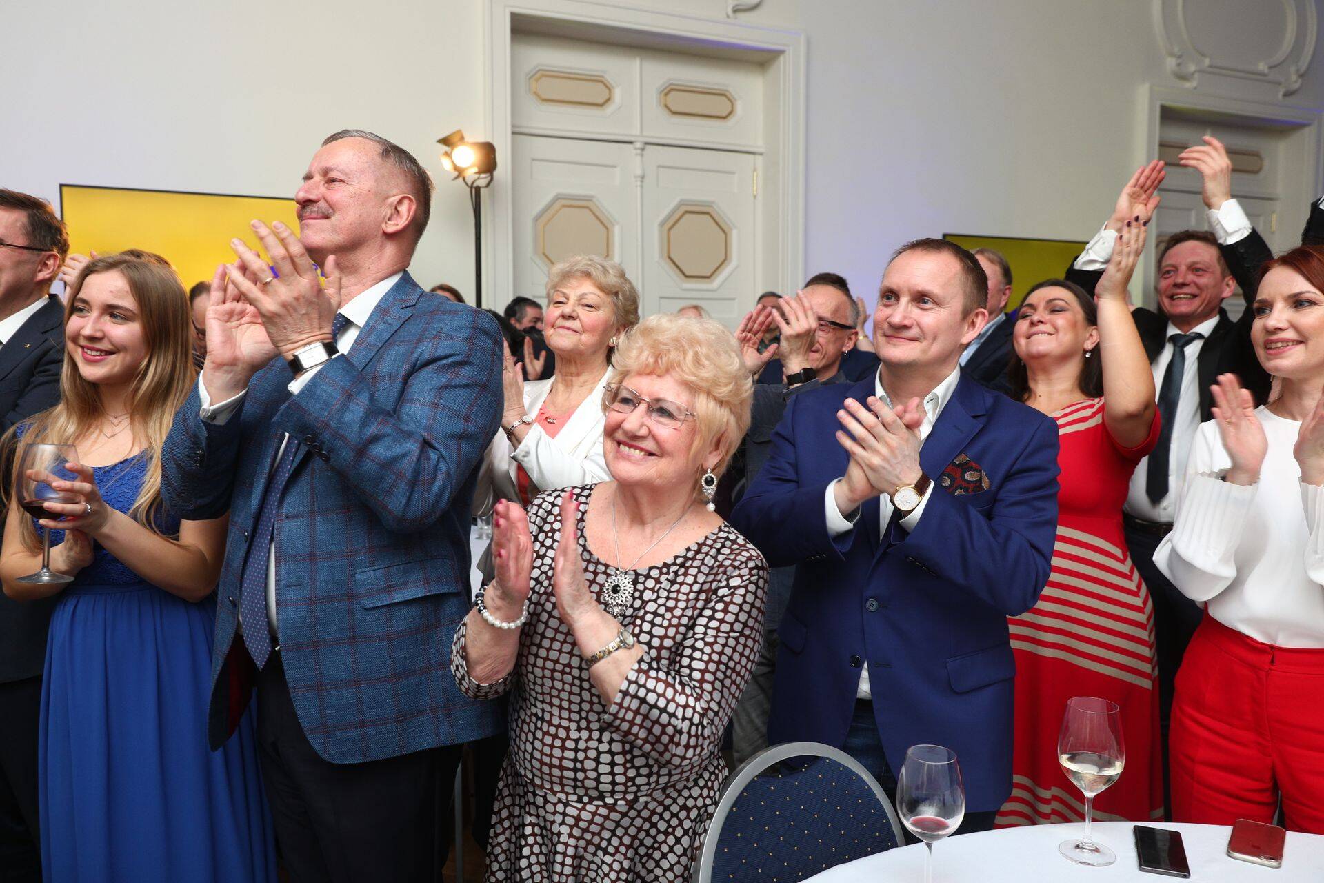 Kui terve eilse õhtu olid Reformierakonna liikmed ootusärevad ja ettevaatlikud, siis kesköö paiku läks pidu rõõmuhõisete poolest vägagi elavaks. Pildil hõiskavad teiste seas Siim Kallas, Rain Rosimannus ja Keit Pentus-Rosimannus.