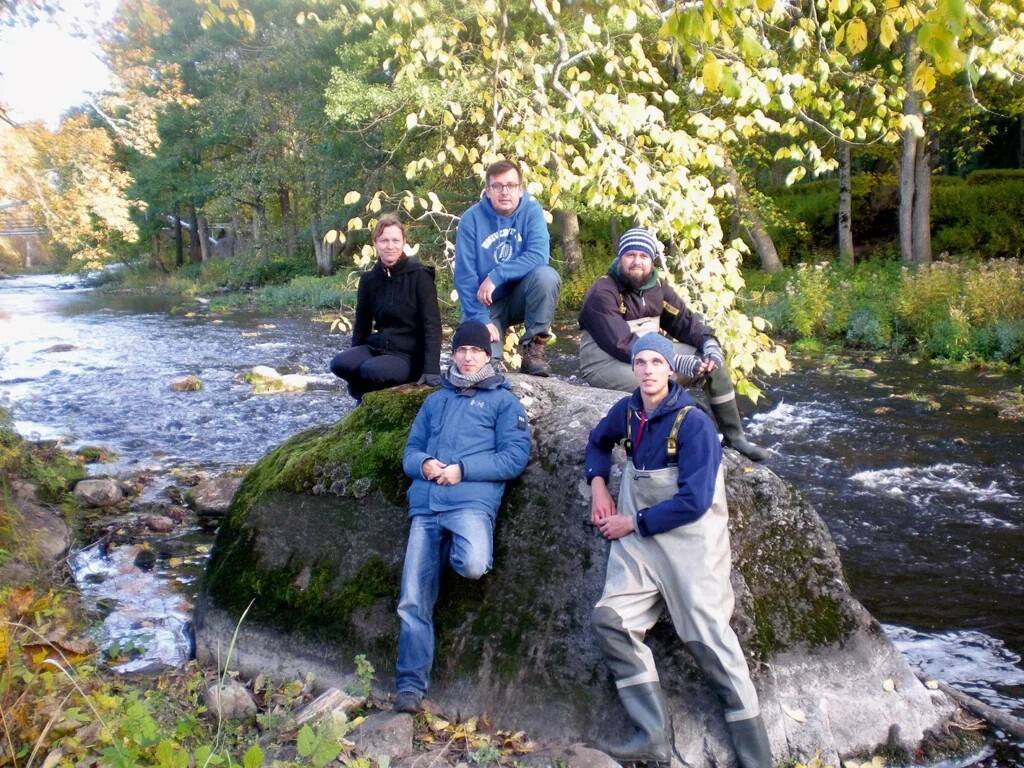 Tartu Ülikooli teadlased (vasakult) Tuul Sepp, Richard Meitern, Randel Kreitsberg, Roland Svirgsden ja magistrant Jürgen Karvak välitöödel Keila jõe ääres proove kogumas. Foto: Jürgen Karvak