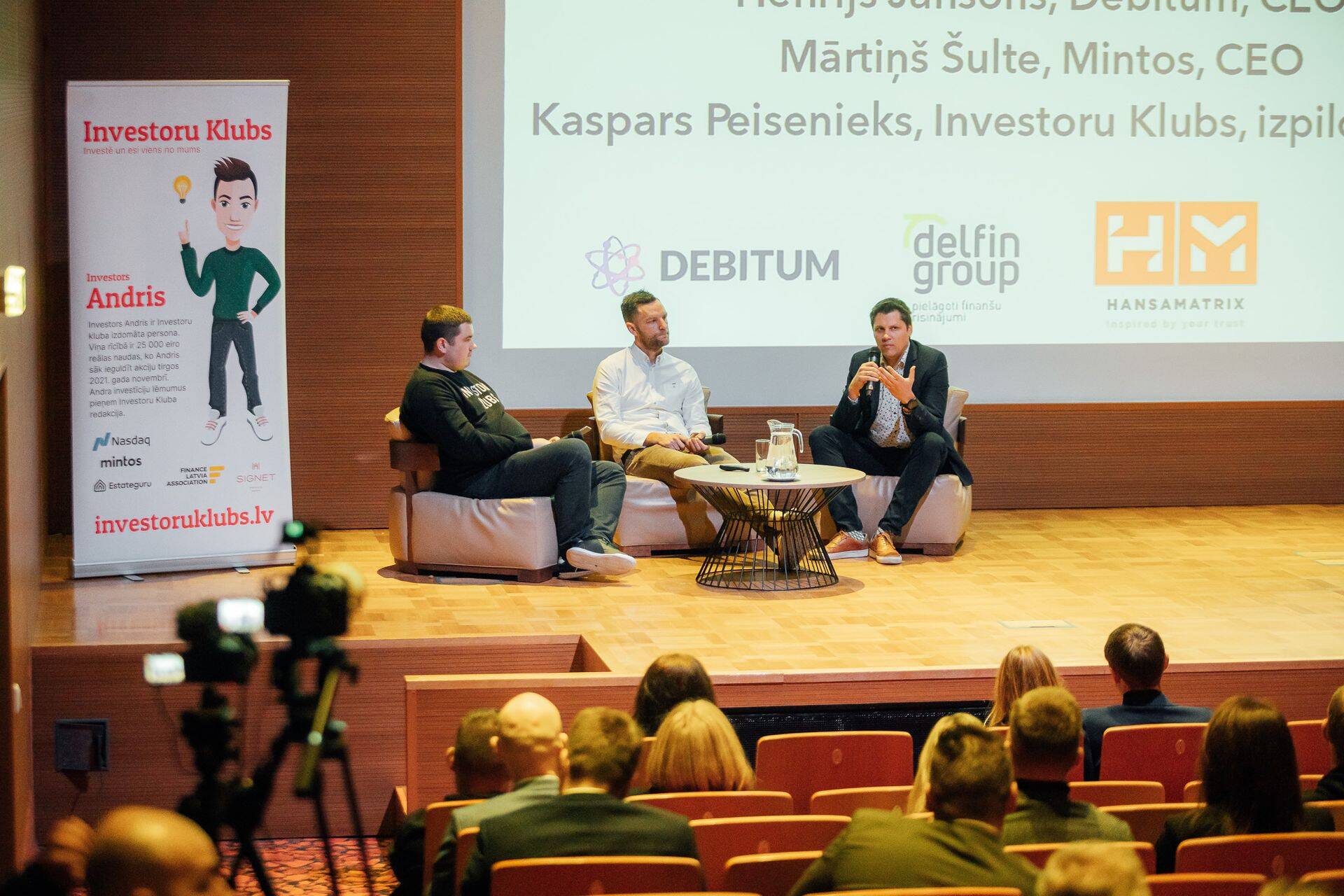 Diskusijā piedalās (no labās puses) Henrijs Jansons, Debitum CEO, Mārtiņš Šulte, Mintos CEO, Kaspars Peisenieks, Investoru Kluba izpilddirektors
