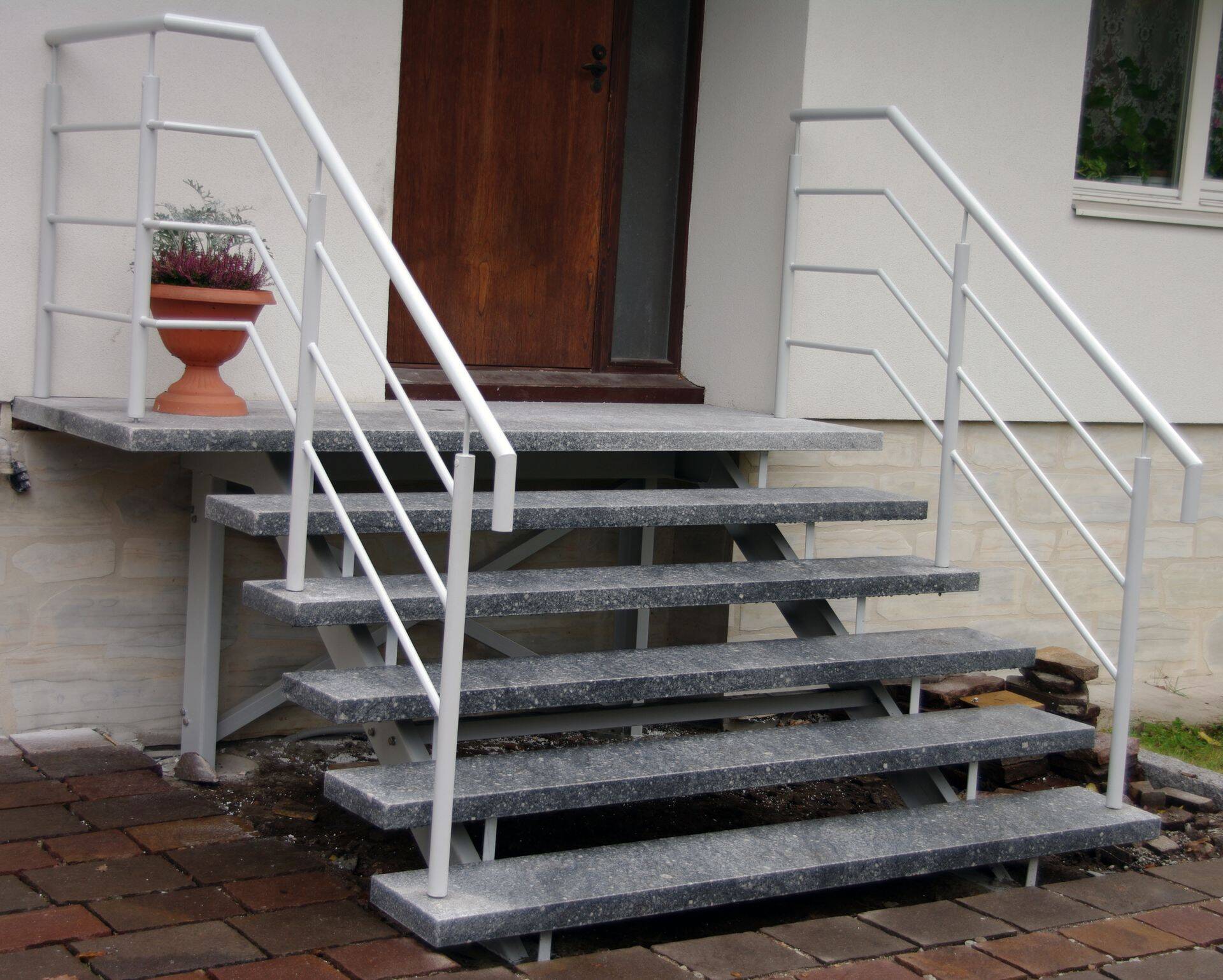 Graniidist välistrepiastmed.