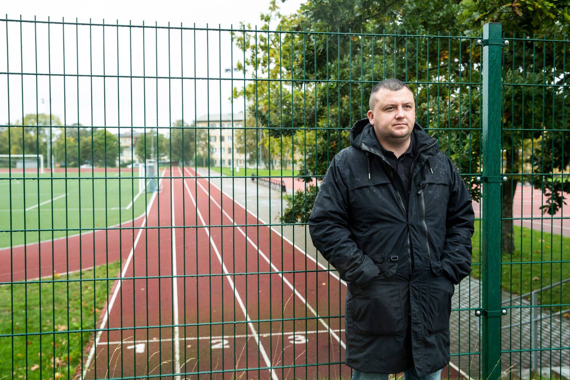Ettevõtja ning ehitusskeemi sattunud Alar Seppern Kohtla-Järve Järve gümnaasiumi staadioni juures. Ehitustüli puhkes juba aastaid tagasi, kired pole lahtunud aga siiamaani.
