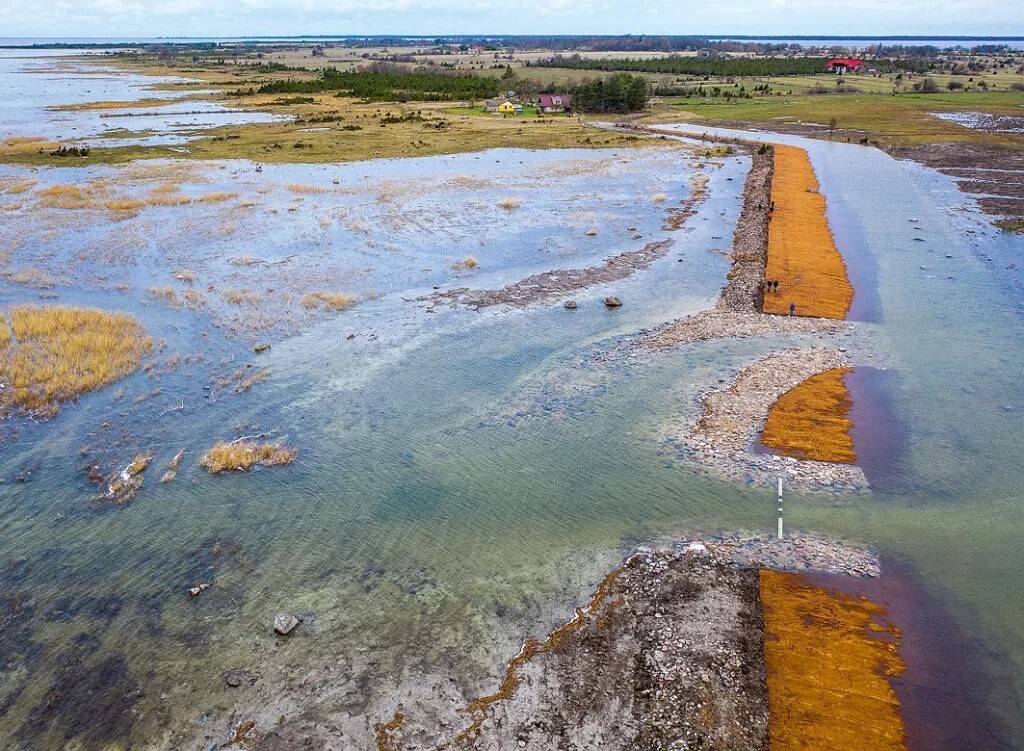 Veekindlaks muudetud kivitamm, kalapääs ja paisregulaator. Taamal Matsalu laht. Foto: Aimar Rakko