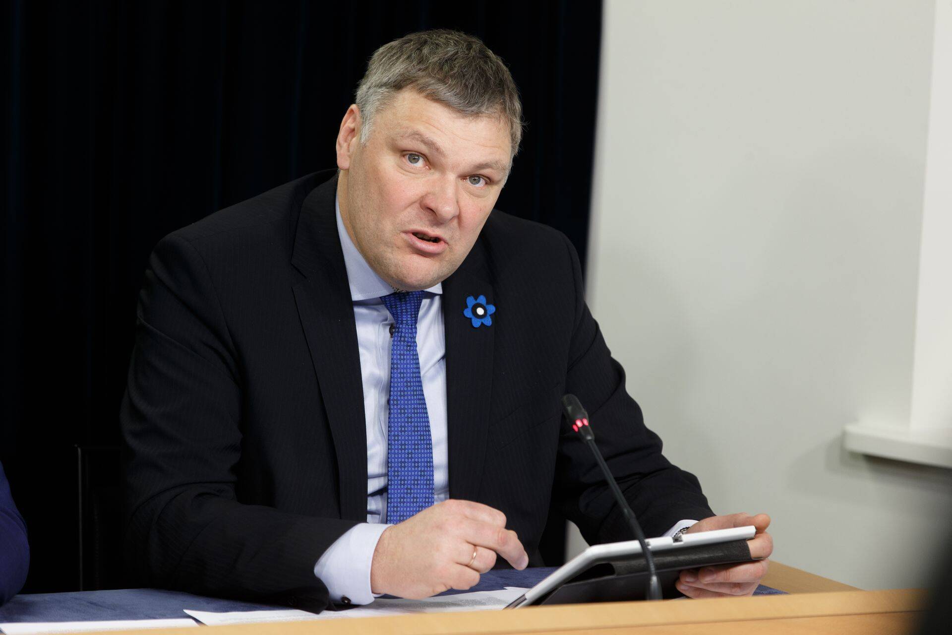 Keskkonnaminister Marko Pomerantsi sõnul peaks ebaseaduslikult prügiäri ajajatel tekkima reaalne oht ka rahast ilma jääda.