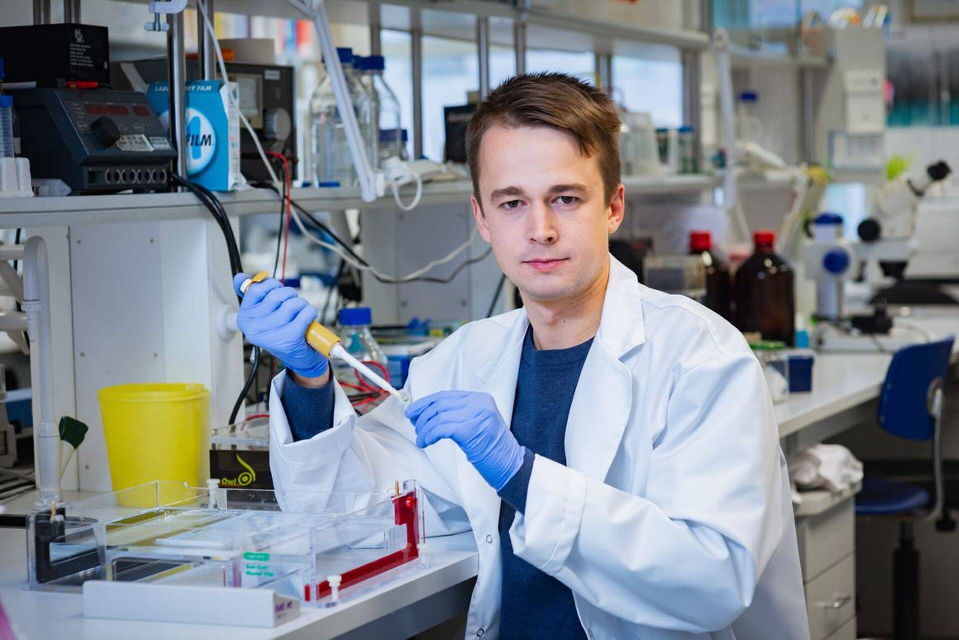 TalTechi keemia- ja biotehnoloogia instituudi geenitehnoloogia osakonna doktorant-nooremteadur Alex Sirp.