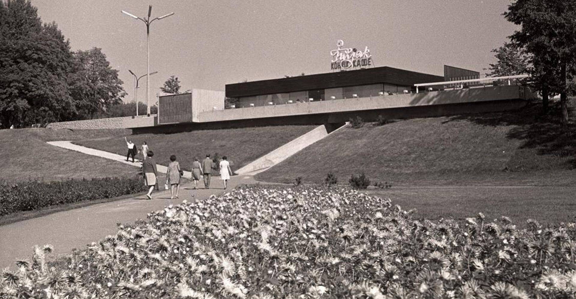 Arhitekt Valve Pormeister projekteeris Lillepaviljoni juurdeehituseks kohviku “Tuljak” aastatel 1964–1965.