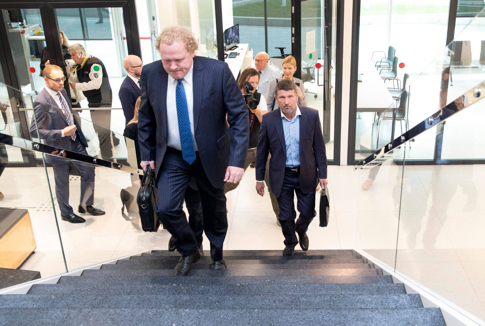 Ettevõtja Tõnis Pohla (esiplaanil) on kohtu all süüdistusega Tallinna Sadama eksjuhtidele Ain Kaljurannale (paremal) ja Allan Kiilile altkäemaksu andmises.