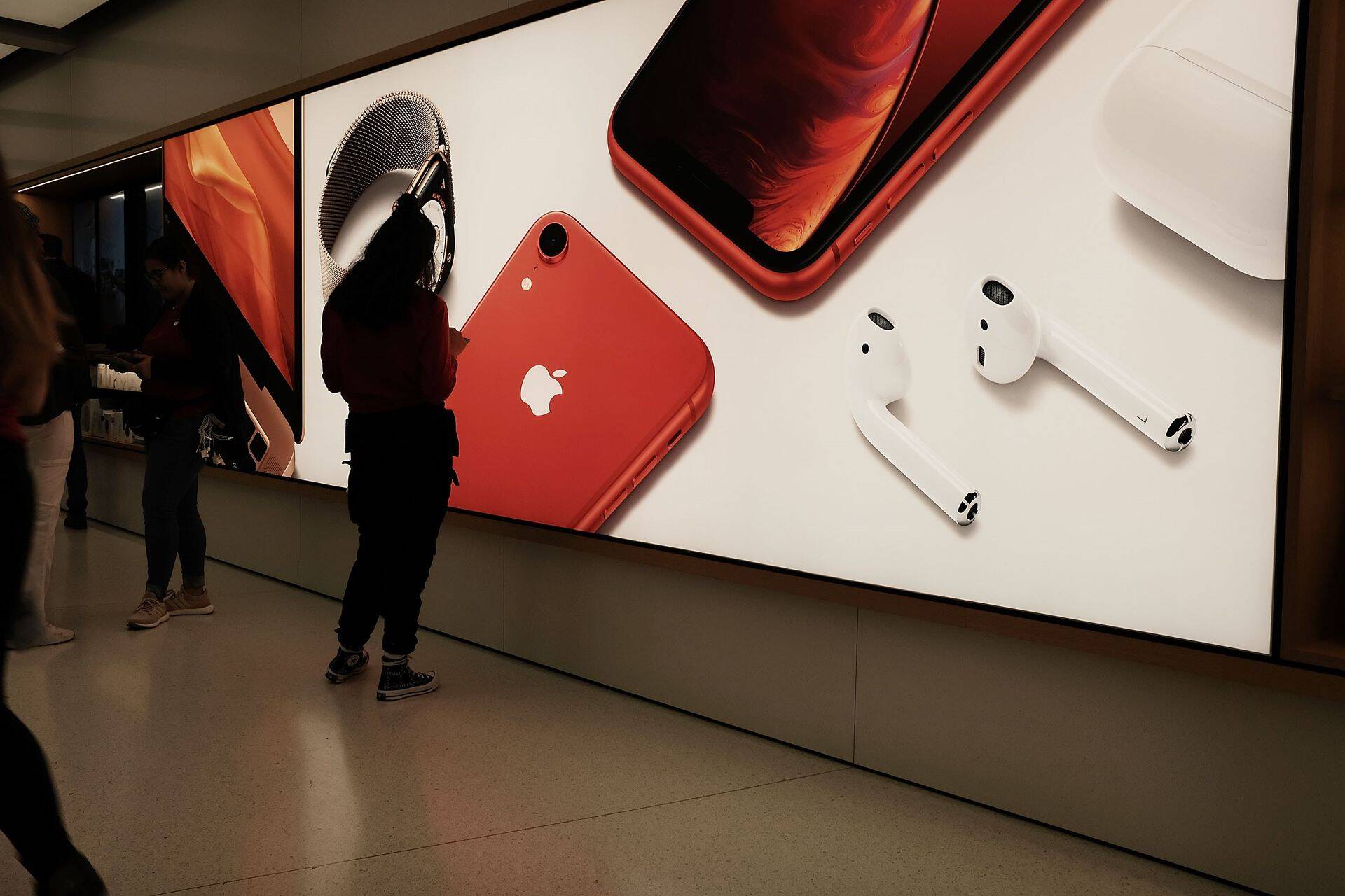NEW YORK, NY - NOVEMBER 20: People stand in an Apple store in lower Manhattan on November 20, 2018 in New York City. Shares of Apple Inc. fell nearly 4% on Monday following reports that iPhone sales are slowing for the global technolgy company.   Spencer Platt/Getty Images/AFP== FOR NEWSPAPERS, INTERNET, TELCOS & TELEVISION USE ONLY ==