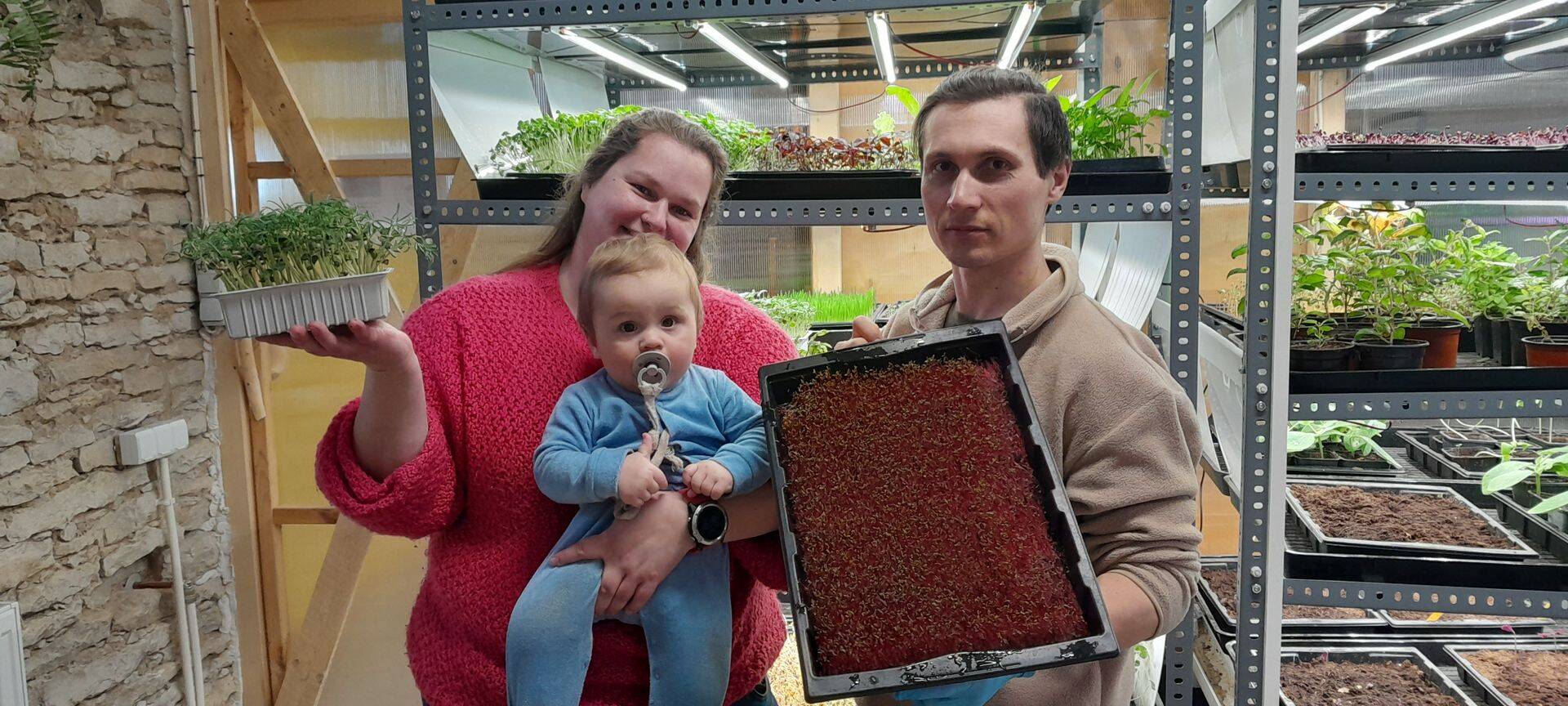 Marit Mäesaar ja Artur Raudna koos poja Kahruga, kel sageli luti asemel mõni võrse põses.