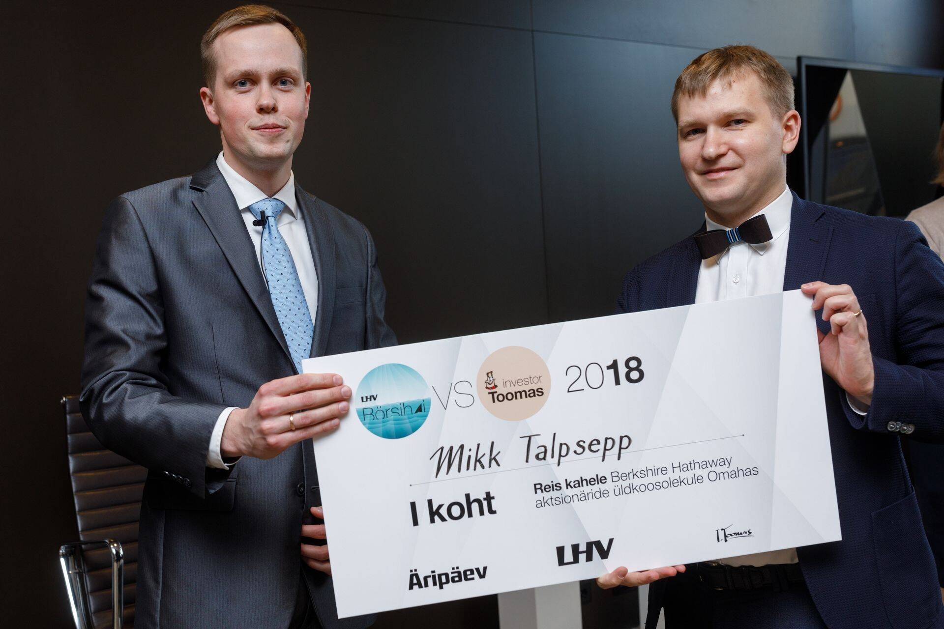LHV maaklertegevuse juht Sander Pikkel ja aktsiamängu võitja Mikk Talpsepp.